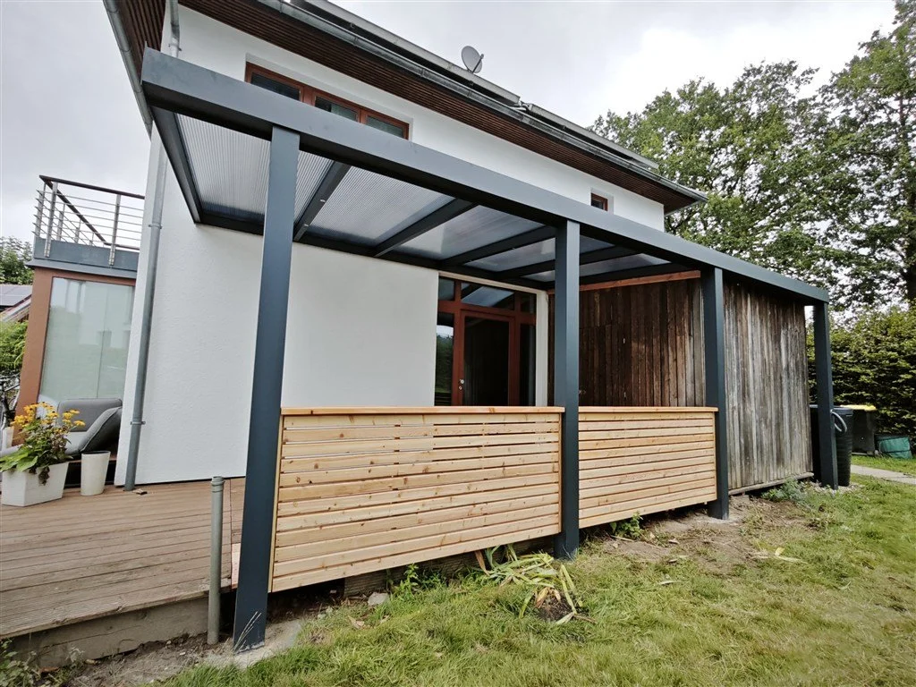Neue Aluminium Terrassenüberdachung mit Polycarbonatplatten Holzsegen Bielefeld