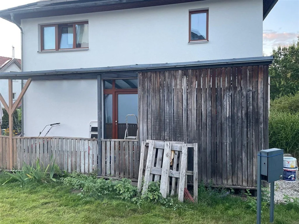 Verwitterte Holzfassade Sichtschutz vor Modernisierung Holzsegen