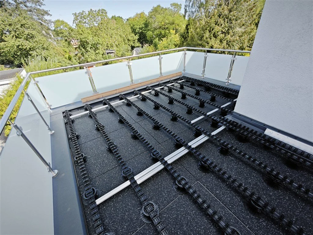 Stelzlager Unterkonstruktion Aluschienen Dachterrasse Holzsegen