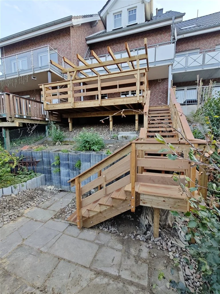 holzterrasse mit treppe am hang gebaut.