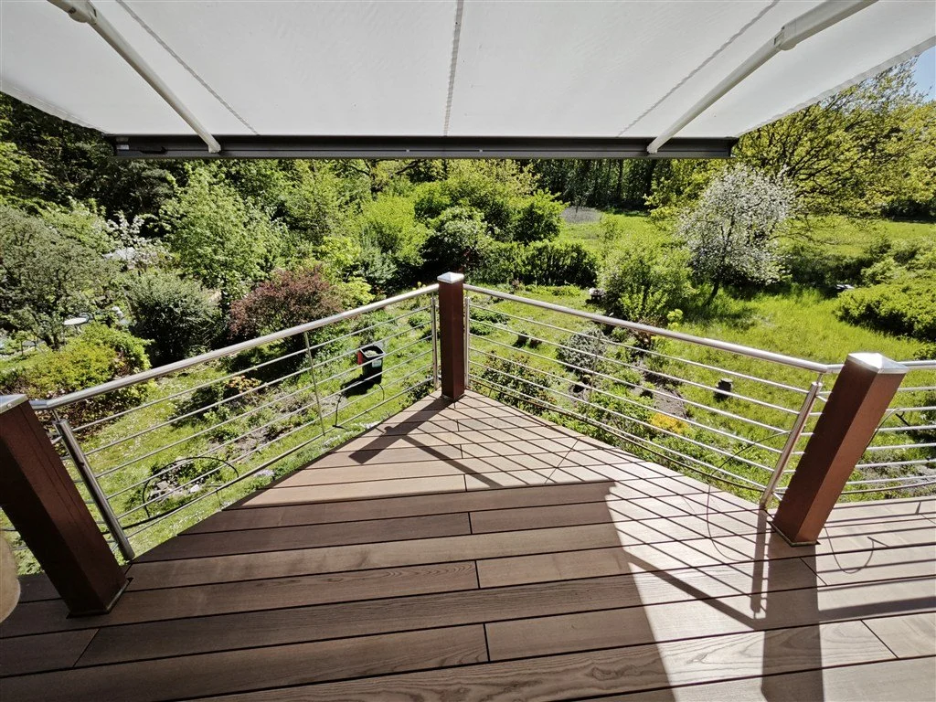 Thermo-Esche Terrasse sanierter Balkon Ansicht oben Holzsegen