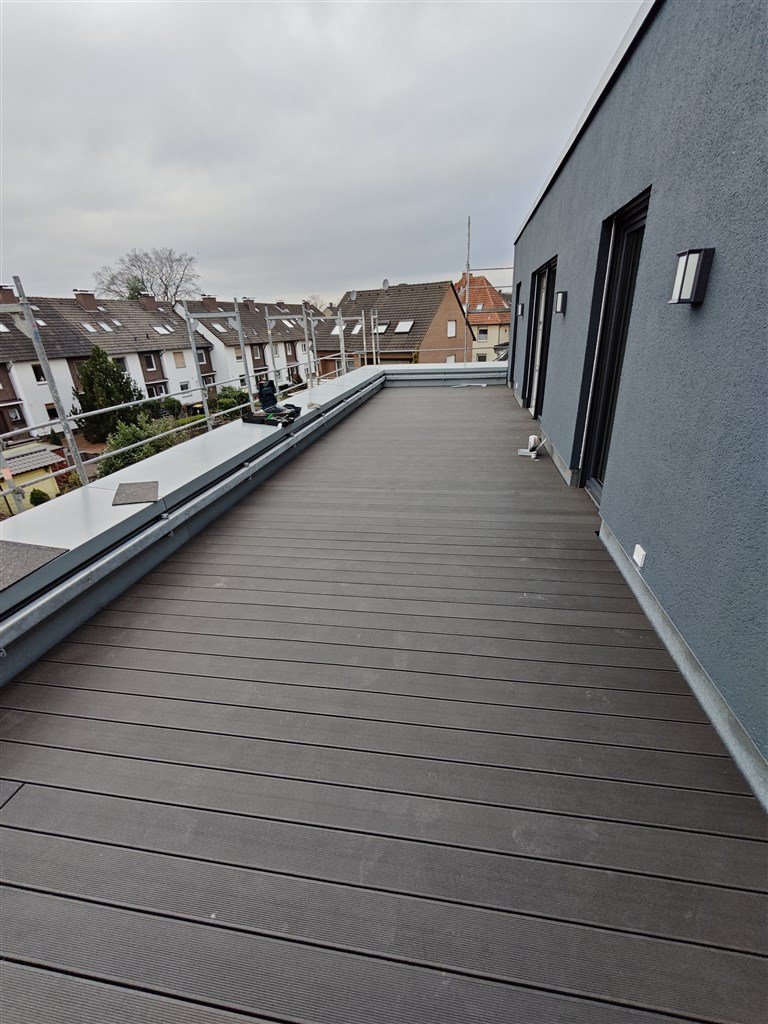 wpc-dachterrasse-anthrazit-wpc-unterkonstruktion.jpg