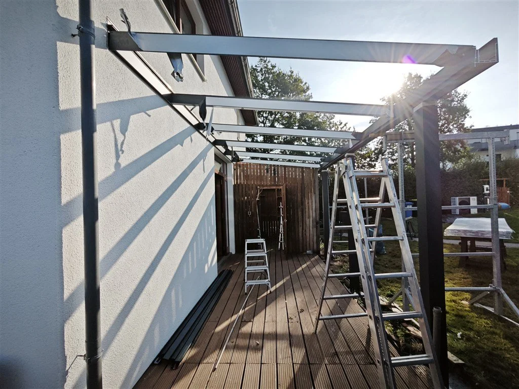 Montage Aluminium Terrassenüberdachung Anthrazit Tragwerk Holzsegen