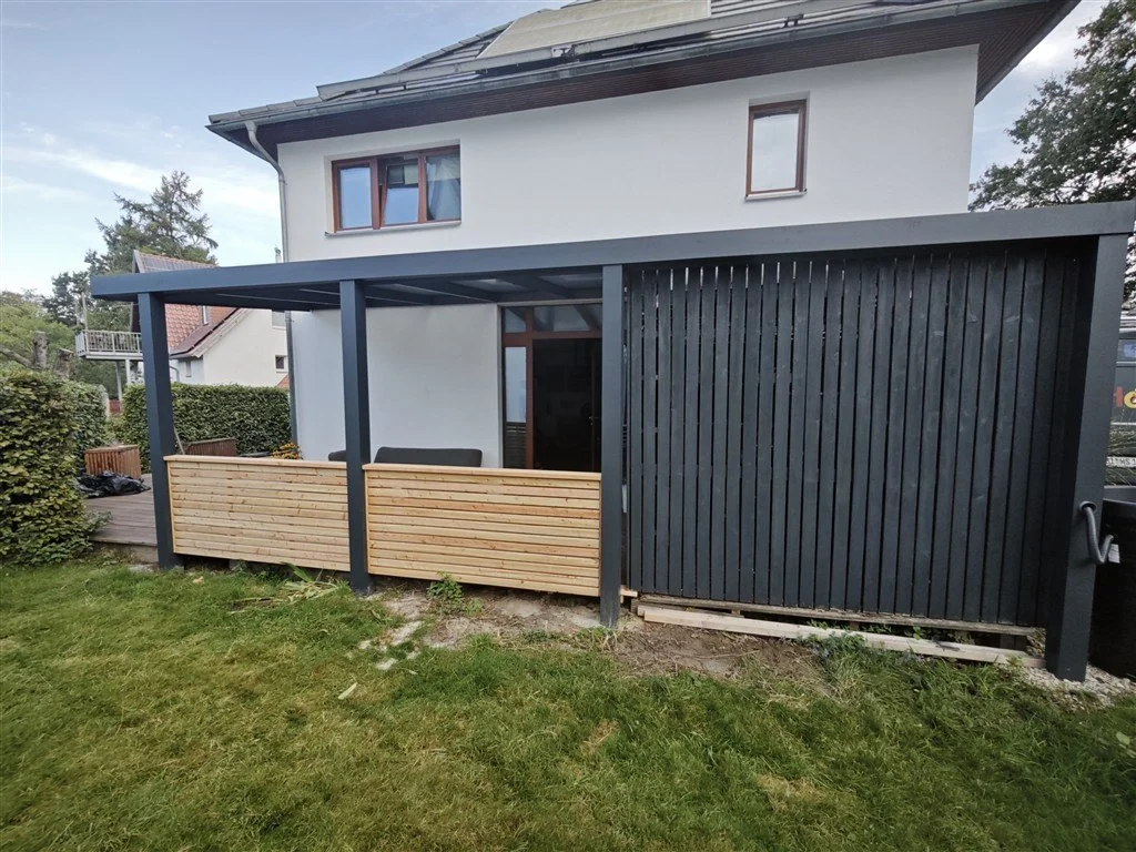 Moderne Terrassenüberdachung Alu Anthrazit mit Holz Sichtschutz Holzsegen