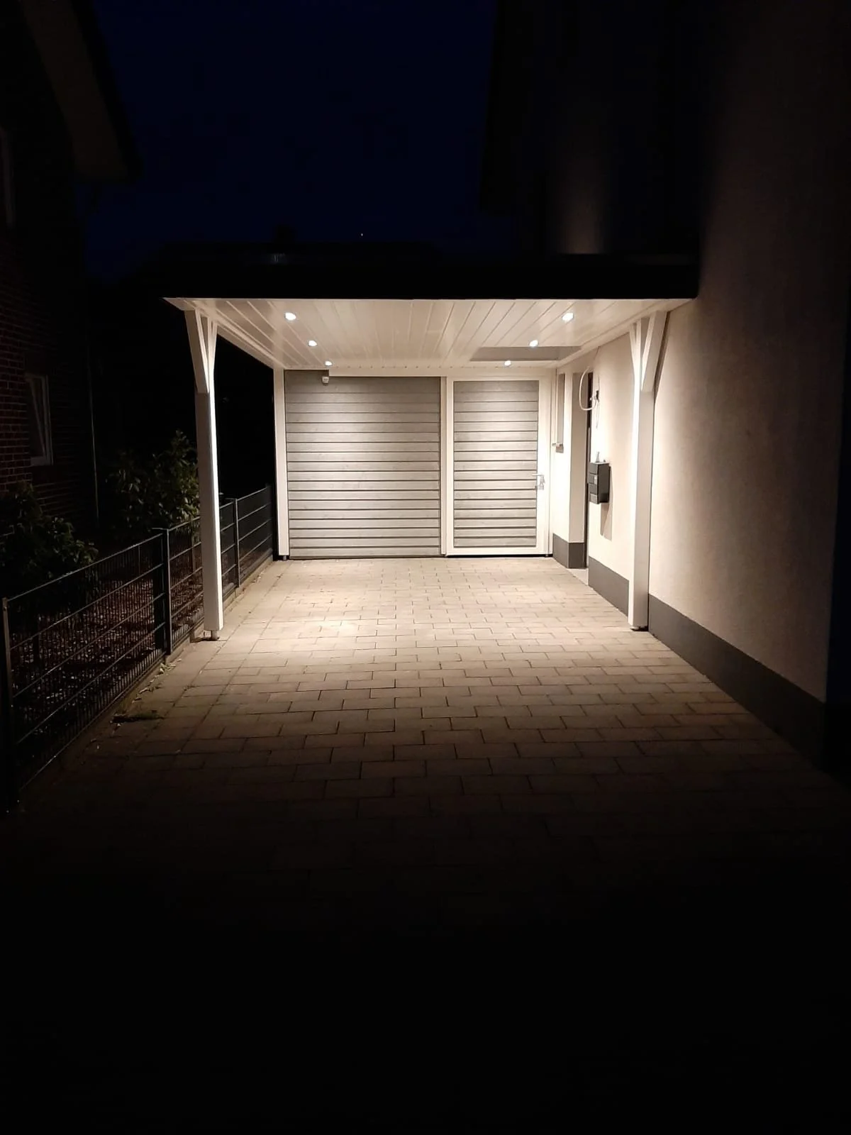 flachdachcarport-beleuchtung-geraeteraum-hellgrau.jpg