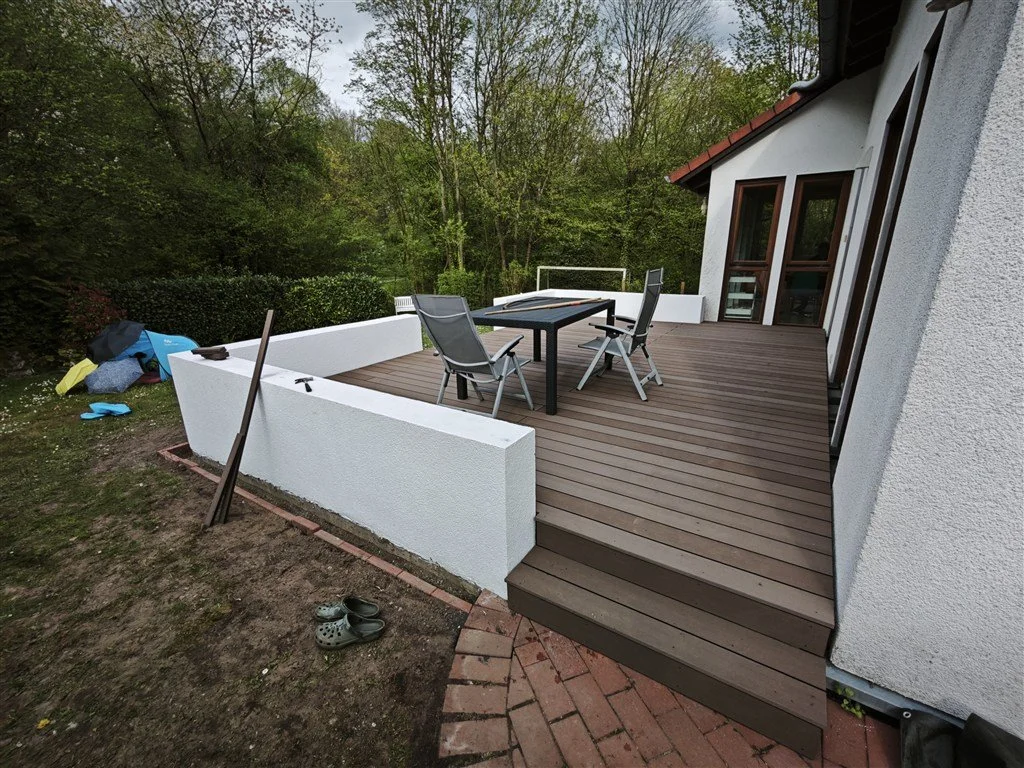 Modernes BPC Terrassendeck braun mit Treppe Bielefeld Holzsegen