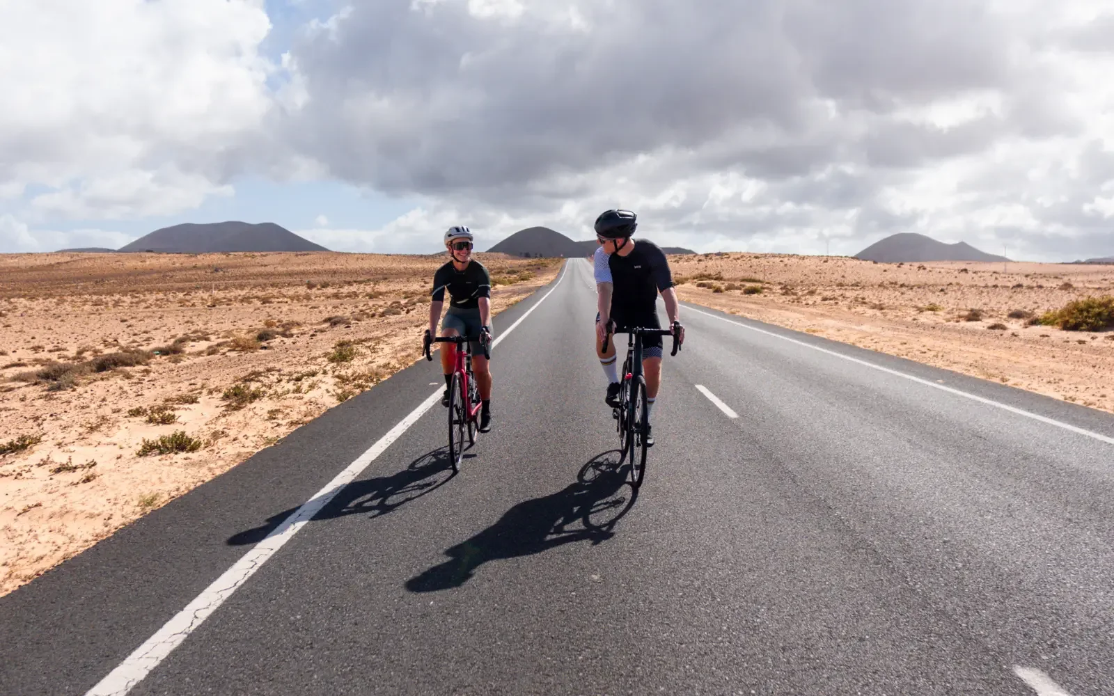 Zwei Radfahrer auf E-Bikes auf Lanzarote.