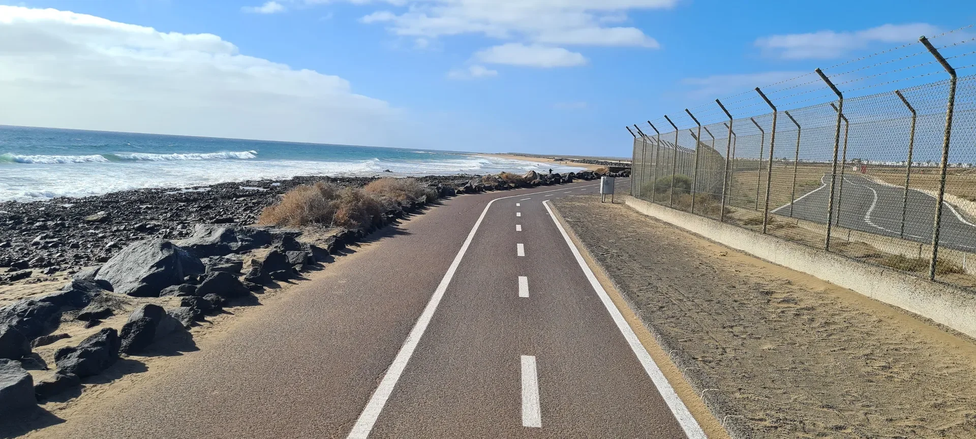 Eine flache Fahrradstraße direkt am Meer.