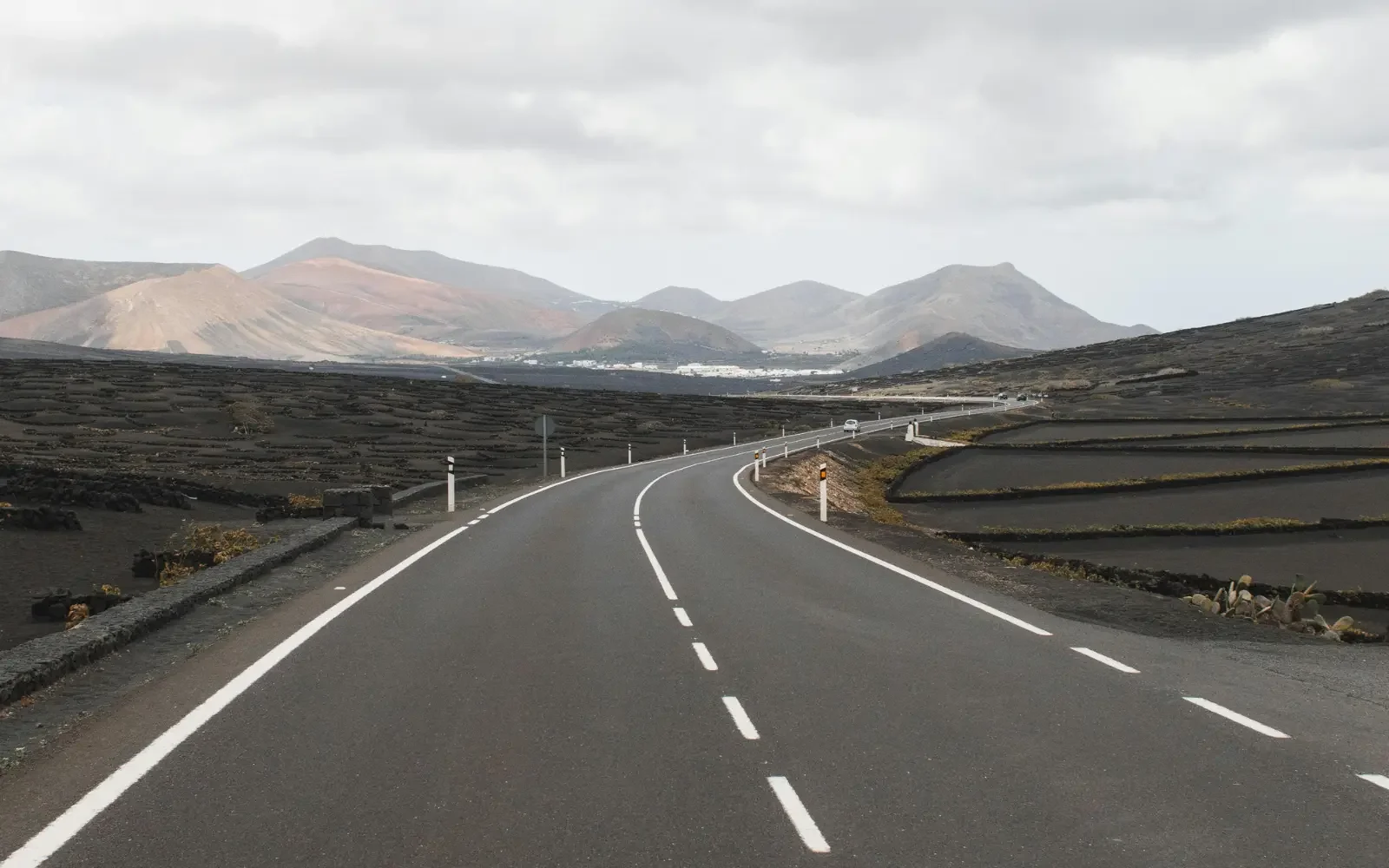 Asphaltstraße auf Lanzarote.