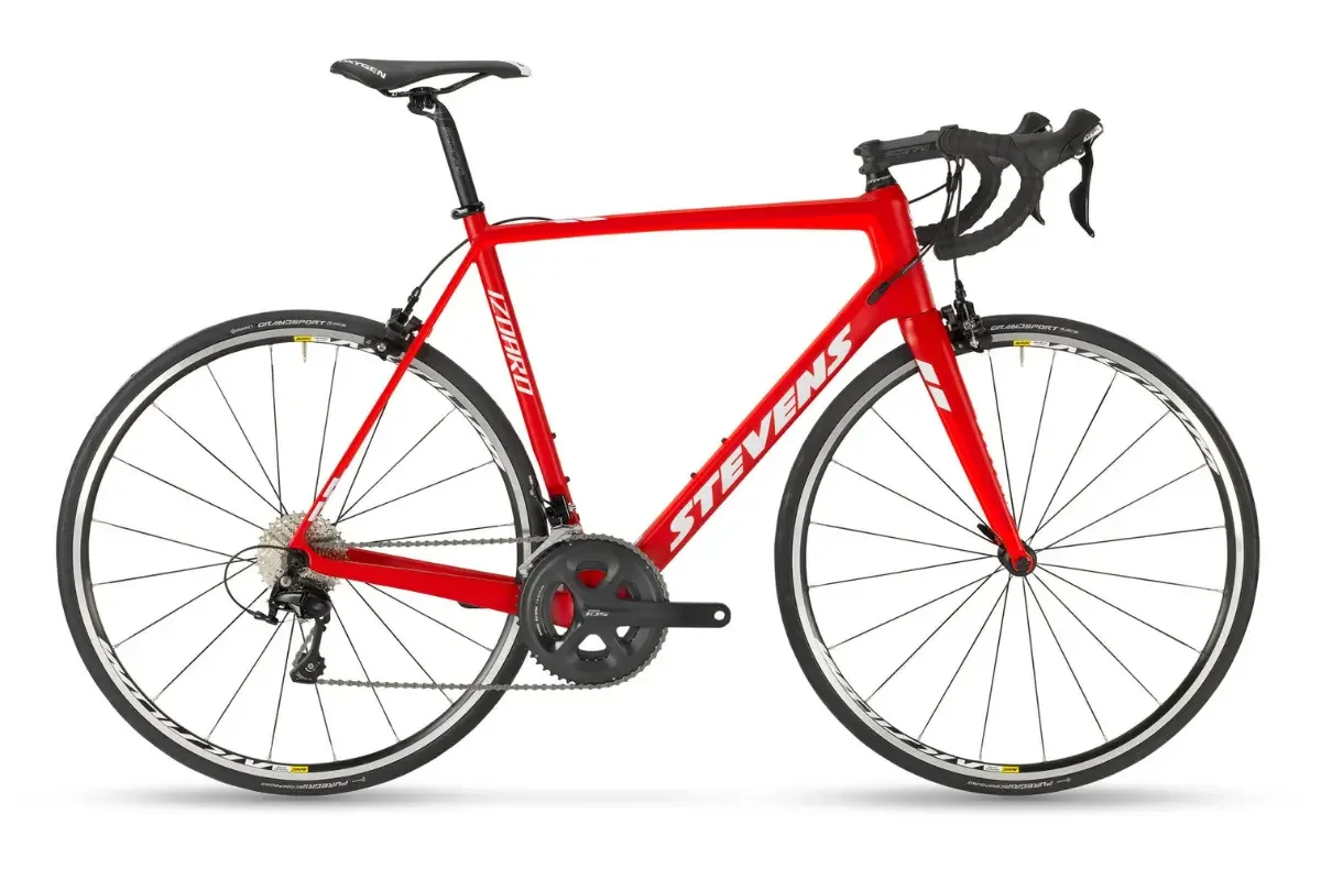 Bicicleta de carreras roja con neumáticos negros y puños negros, sobre fondo blanco.