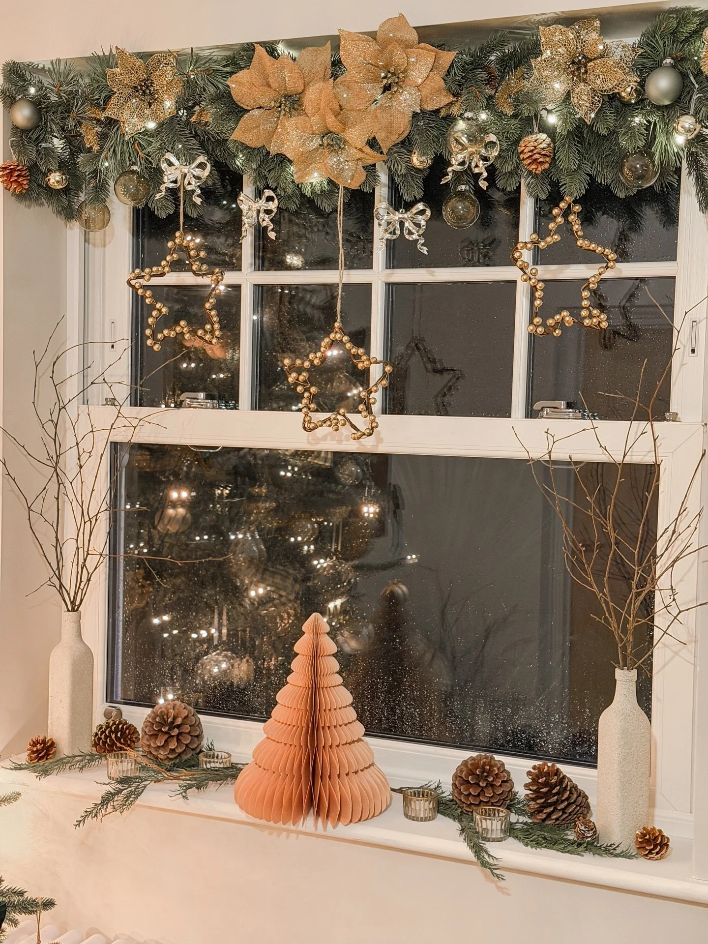 Five windows, five garlands&hellip; all a little different, but tied together beautifully in the extension 🎄✨
I&rsquo;ve loved creating each one and letting them have their own little personality, while still feeling like they belong to the same spa