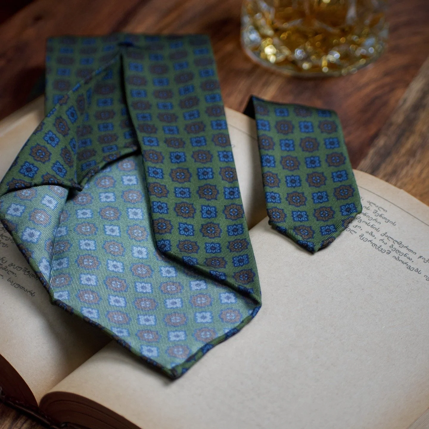 The finishing touch of a well-dressed gentleman.

A great tie does more than complete an outfit. It defines it.

Whether paired with tailoring or worn to elevate everyday style, Songulini ties are designed to bring character and refinement to any war