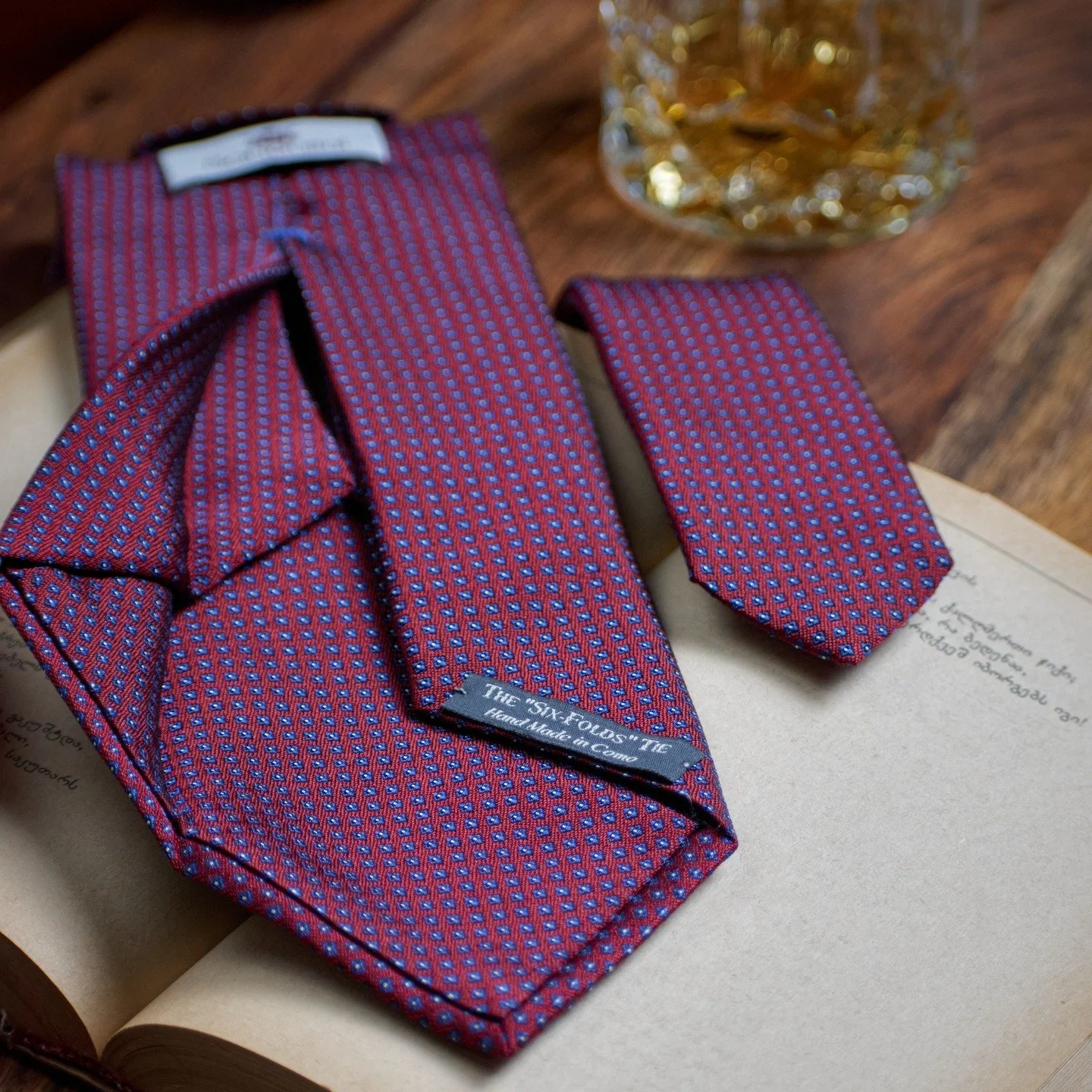 Songulini was created with one idea in mind:
timeless elegance.

Inspired by classic menswear traditions and Italian craftsmanship, our ties are designed for those who appreciate understated luxury.

Refined fabrics.
Elegant proportions.
Enduring sty