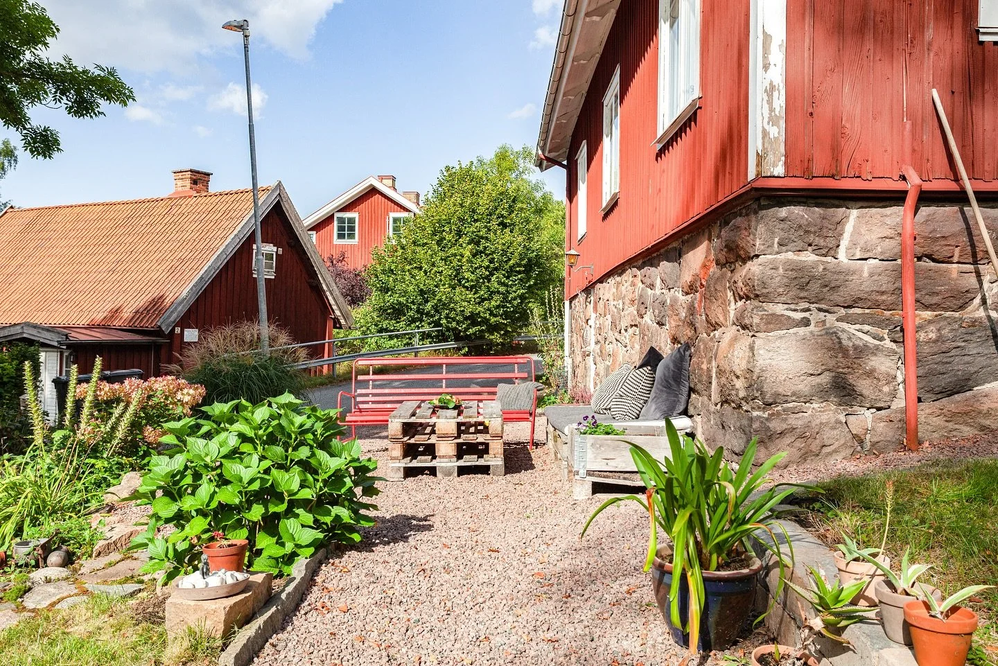 H&auml;r &auml;r hon, fabriksbostaden Kappen anno 1893.  Bel&auml;gen intill N&auml;&auml;s Fabriker. En l&aring;da historia med ett v&auml;ldigt trevligt l&auml;ge. 

@bjurforslerum @se360.se #photography #hemtillsalu #heminspiration #home #homeinte