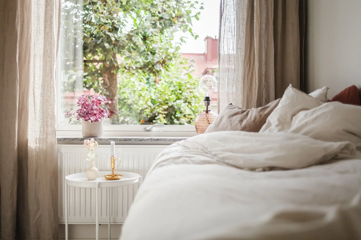 Kan man s&auml;ga &rdquo;lummig&rdquo; om en 1a utan balkong? Denna 1a utan balkong k&auml;ndes iaf lummig. 

@bjurfors_alingsas @se360.se #photography #hemtillsalu #heminspiration #home #homeinterior #homestyling #inredning#hem#scandinaviandesign  #