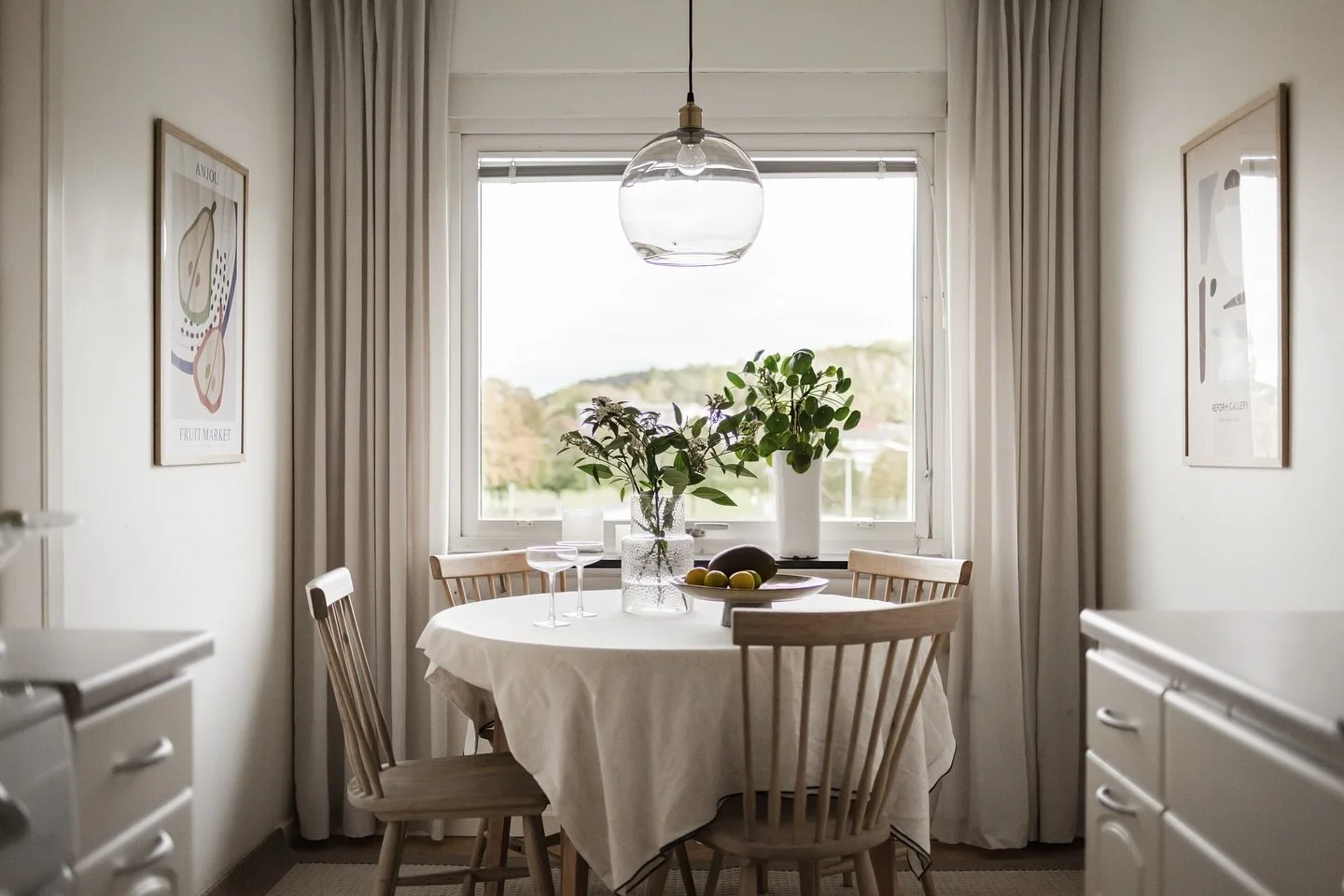 &Auml;ntligen b&ouml;rjar h&ouml;stens alla f&auml;rger titta fram 😍🍁
Njut av den fr&aring;n L&aring;ng&aring;kern 47 
M&auml;klare: @maklareandreas @bjurforspartille 
Styling: @homebylovisa 

@se360.se #photography #hemtillsalu #heminspiration #ho