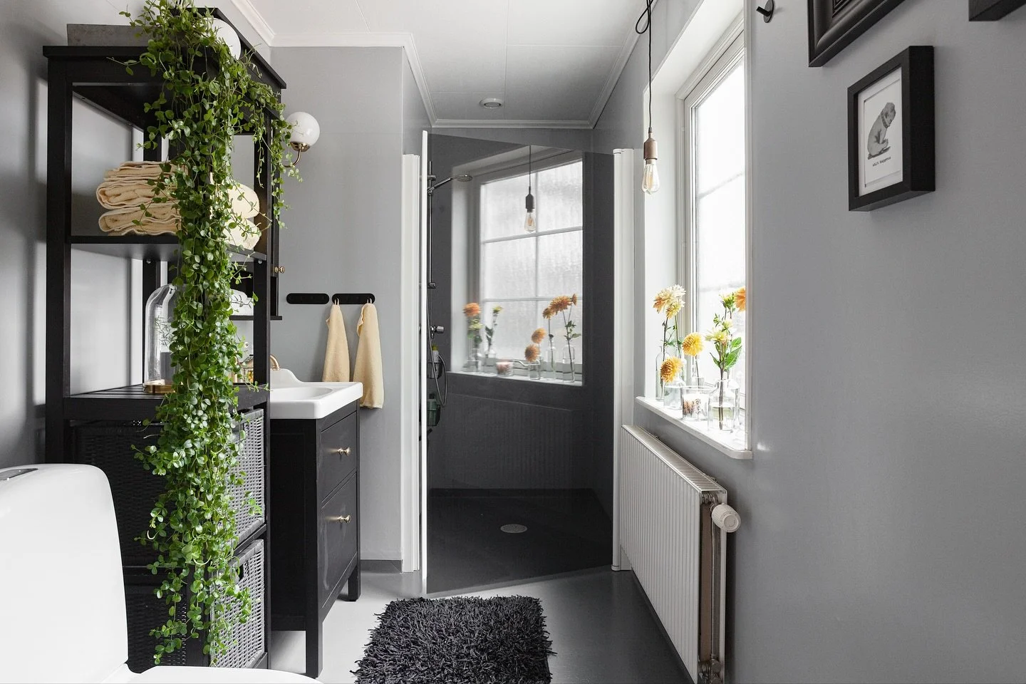 Alsj&ouml;v&auml;gen 🌼
M&auml;klare: @eskjevik @bjurforslerum 

@se360.se #photography #hemtillsalu #heminspiration #home #homeinterior #homestyling #inredning#hem#scandinaviandesign  #canoneos #canonphotography #interiordesign #interiorphotograhy #