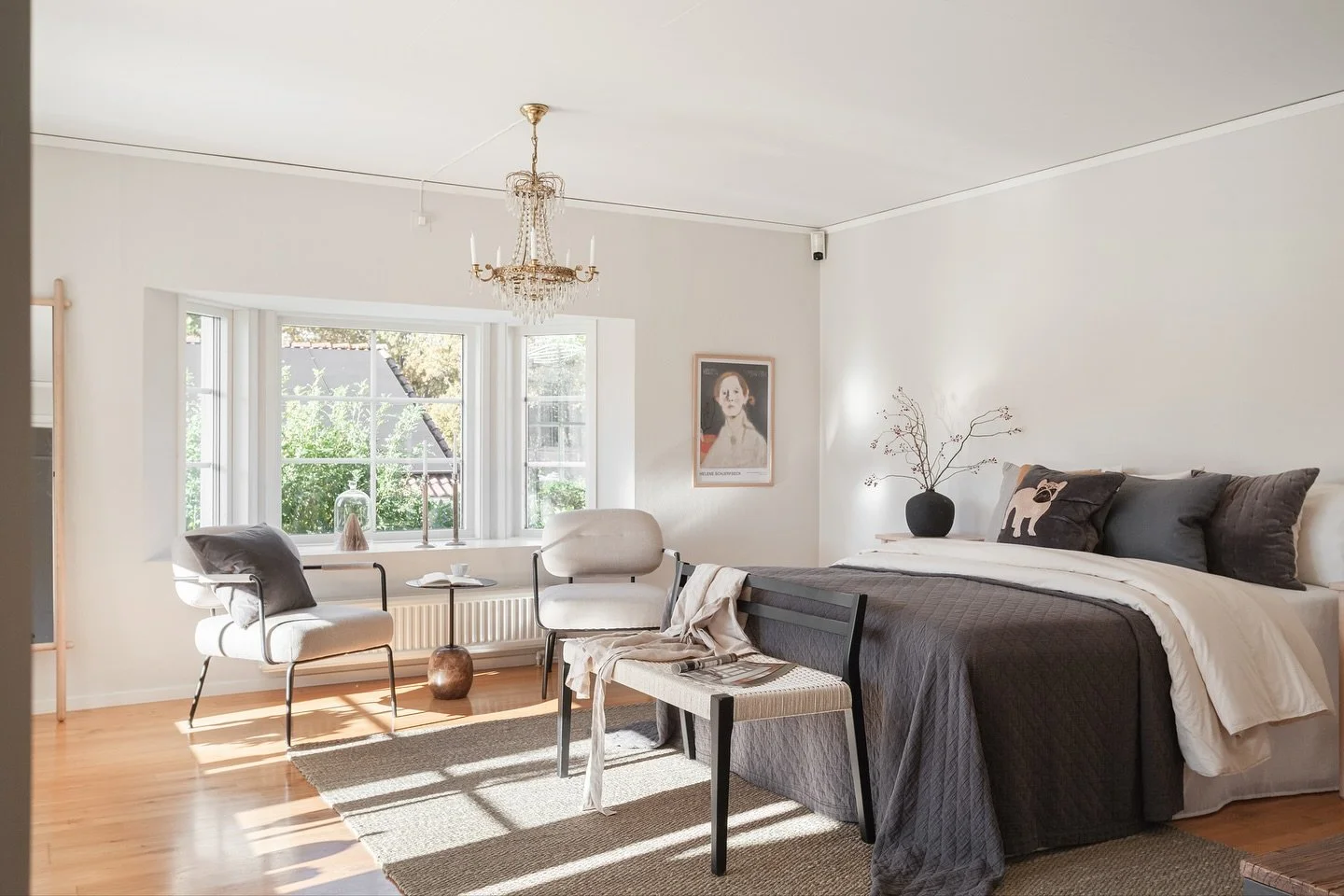 Rymlig mini-g&aring;rd med ett fantastiskt ljusinsl&auml;pp i Jonsered 😍

M&auml;klare: @michaela.bjurfors @bjurforslerum 
Styling: @moodhousehomestyling 

@se360 #photography #hemtillsalu #heminspiration #home #homeinterior #homestyling #inredning#