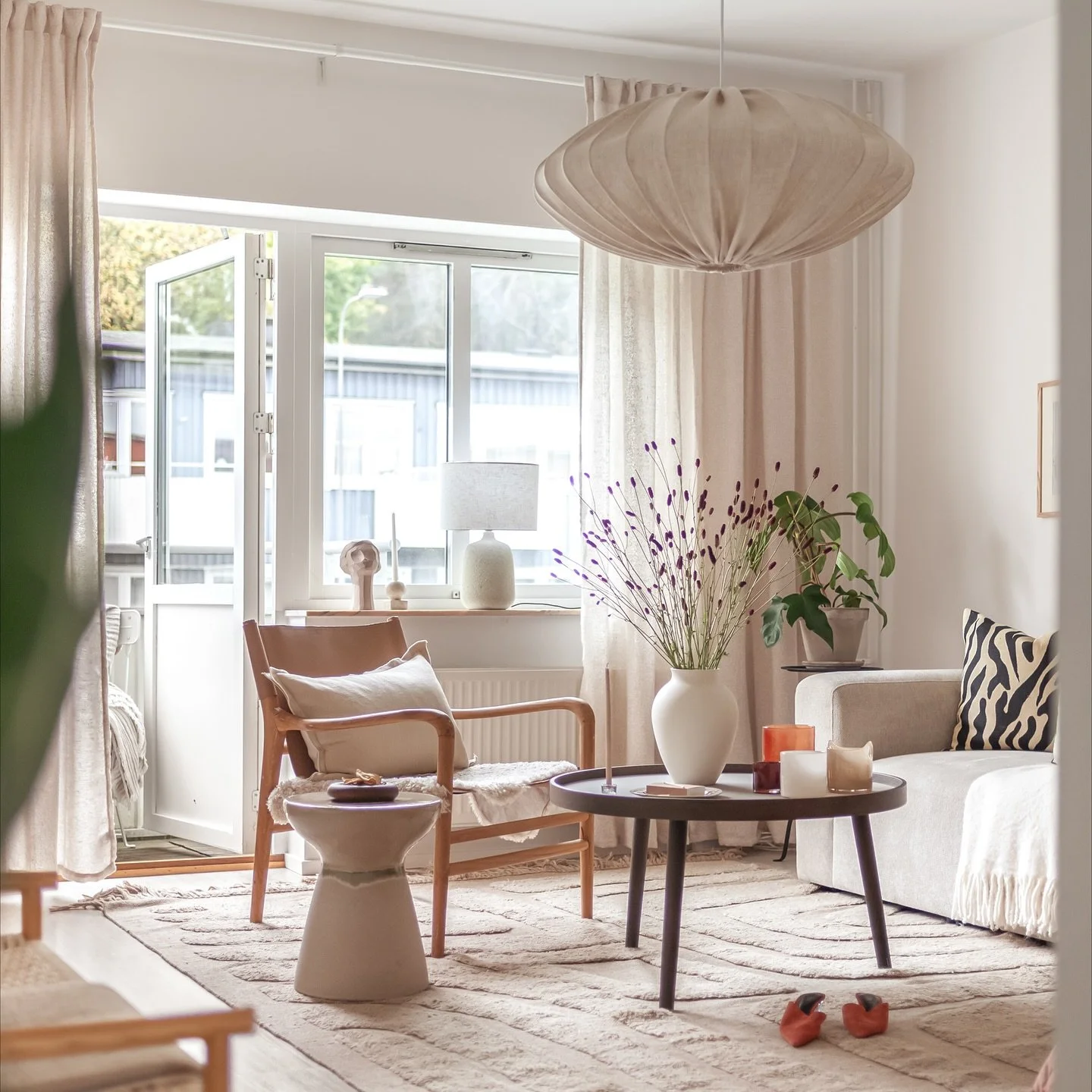 Dr&ouml;mmig 1a p&aring; Lilla Munkeb&auml;cksgatan 🤤
M&auml;klare: @nicolina.dellhage @lansfast_gbgoster 
Styling: @bon.interior 

@se360.se #photography #hemtillsalu #heminspiration #home #homeinterior #homestyling #inredning#hem#scandinaviandesig