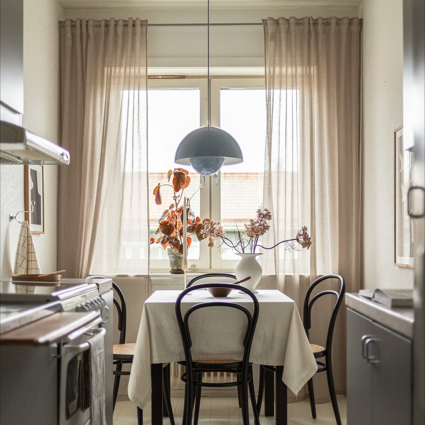 Mysig 2a p&aring; S&auml;ven&auml;sgatan 🍁

M&auml;klare: @nicolina.dellhage @lansfast_gbgoster 
Styling: @bon.interior @interiorsbyemmali 

#photography #hemtillsalu #heminspiration #home #homeinterior #homestyling #inredning#hem#scandinaviandesign