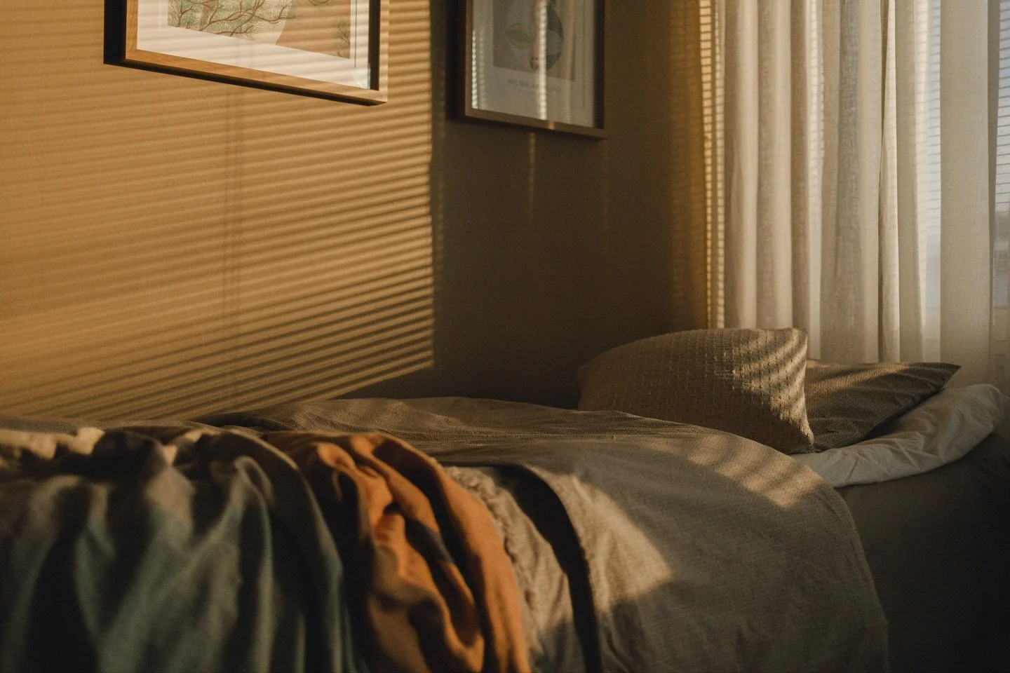 Det k&auml;ndes som jag var p&aring; en filminspelning ig&aring;r 🧡
Kommer snart hos @bjurforspartille 

#interiors #m&auml;klarfoto #homestyle #interiordesign golden @se360.se