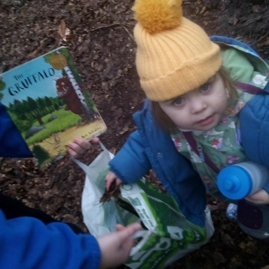 The Hedgehogs group at The Treehouse Club Norsey enjoyed a morning in the woods reading 'The Gruffalo.' Afterward, they embarked on a forest treasure hunt to gather materials for a Gruffalo art project back at nursery, seeking out Gruffalo-like colou
