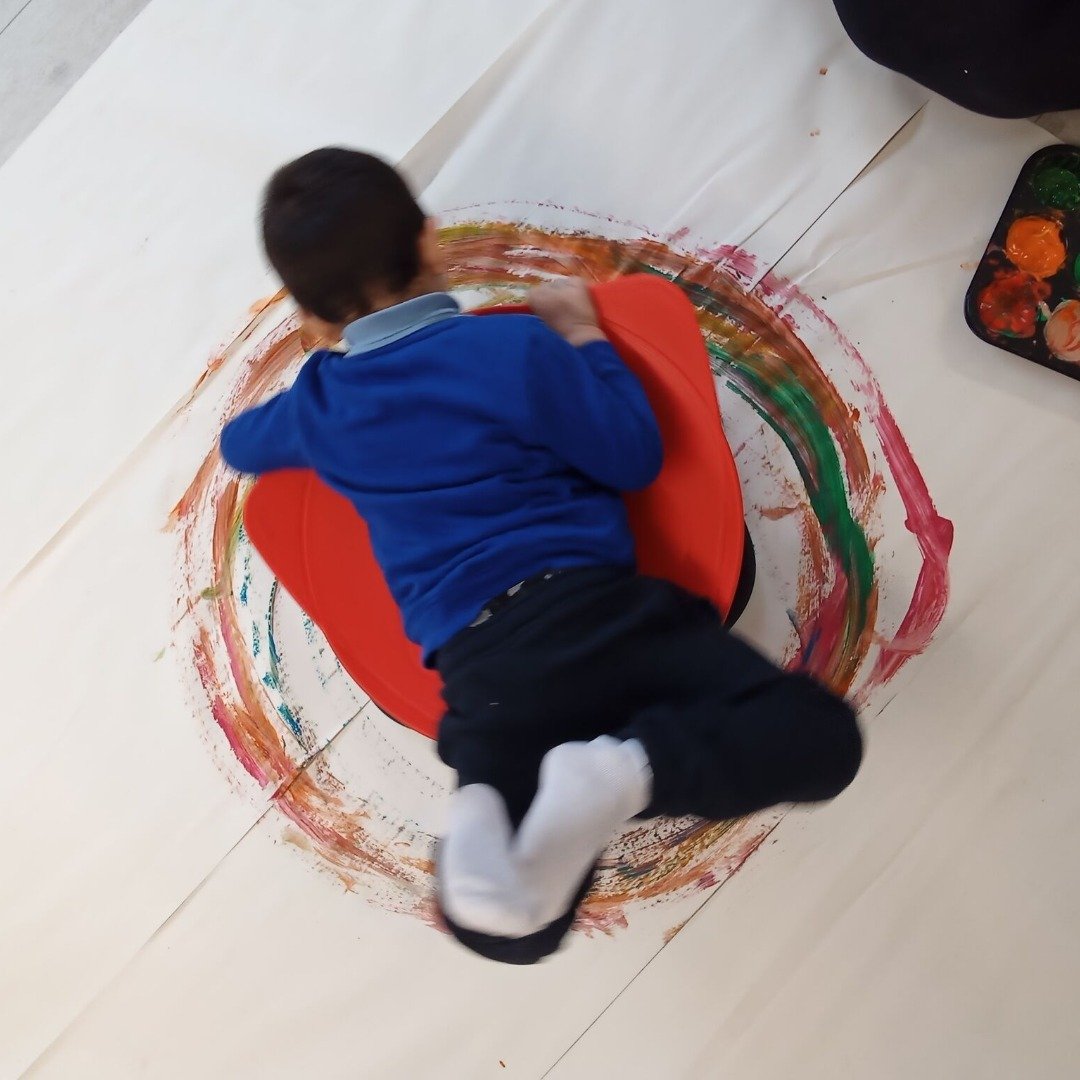 At The Treehouse Club Quilters in Billericay, we explored creating art with our movements. We had fun using a spinning chair to make unique shapes, lines, and designs, involving every part of our bodies in this creative adventure. 🎨🌀

#Nursery #Bil