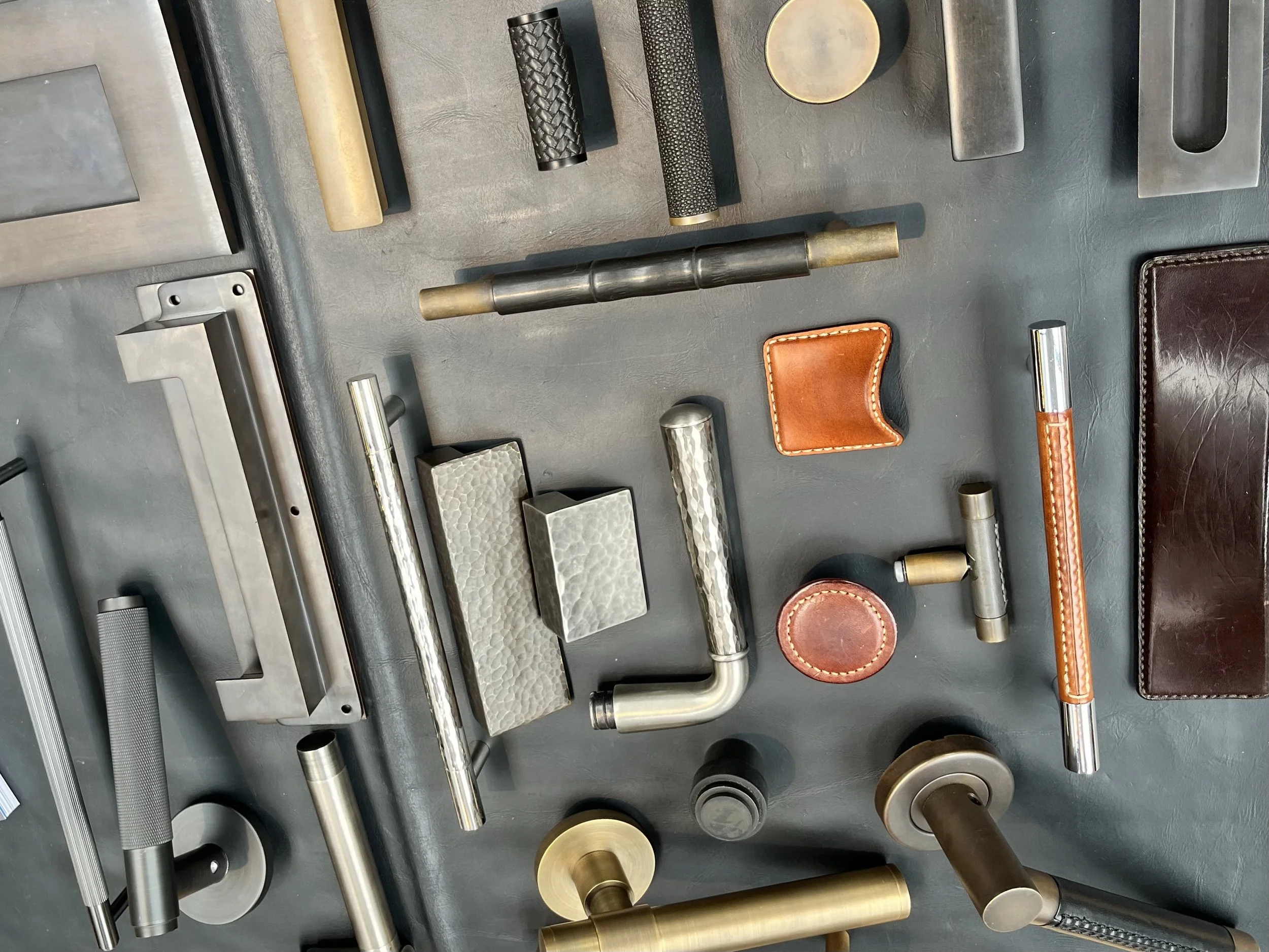 verzameling van high end deur en meubelbeslag op een donker grijze ondergrond