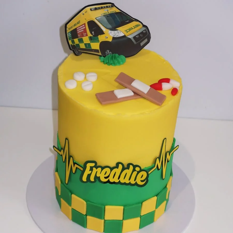 🚑 Personalised cakes are my favourite 👨🏼‍⚕️🩺 #cake #birthday #customcakes #ambulance #paramedic #healthcare #cakesofinstagram