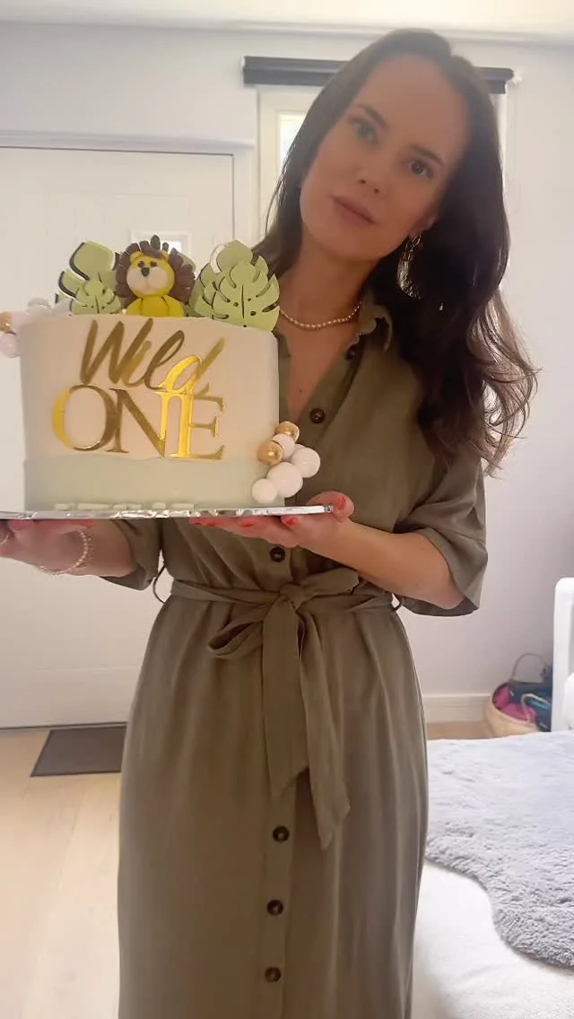 ðī Watch the finishing touches of this wild ðĪŠ birthday cake ðĶ we do themed cakes, custom made, DM to order ðĪģ #essexcakes #custommade #wildone #firstbirthday #homemade #baker #smallbusiness