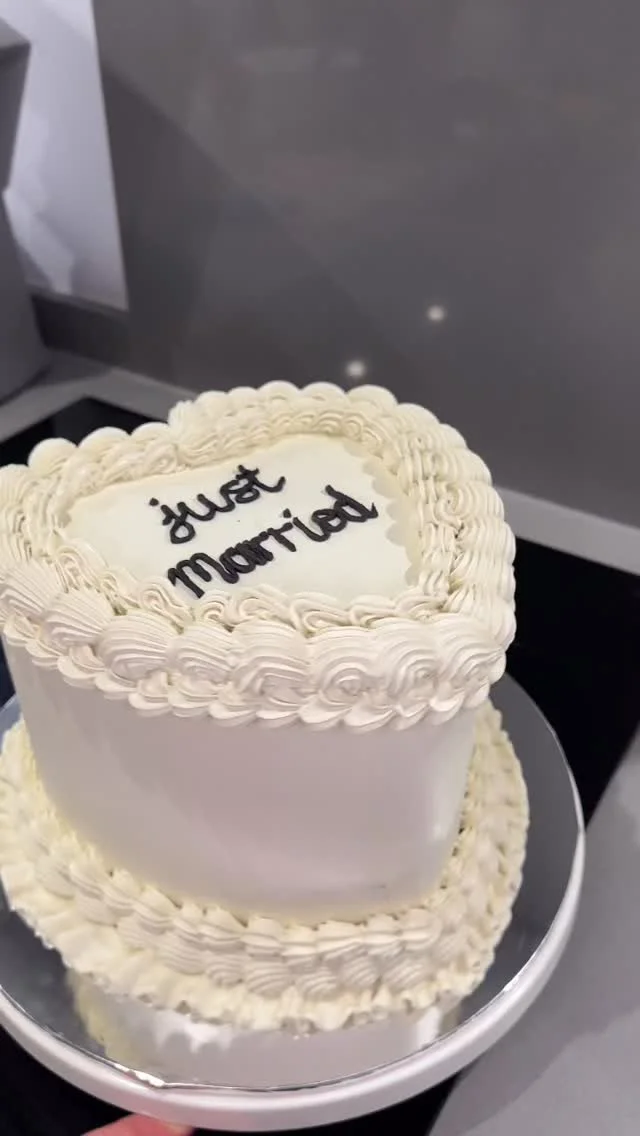 Story-time of how me and this wedding cake survived in one piece! #wedding #cake #justmarried #redvelvet #chocolate #ganache #essex #witham #baker #storytime