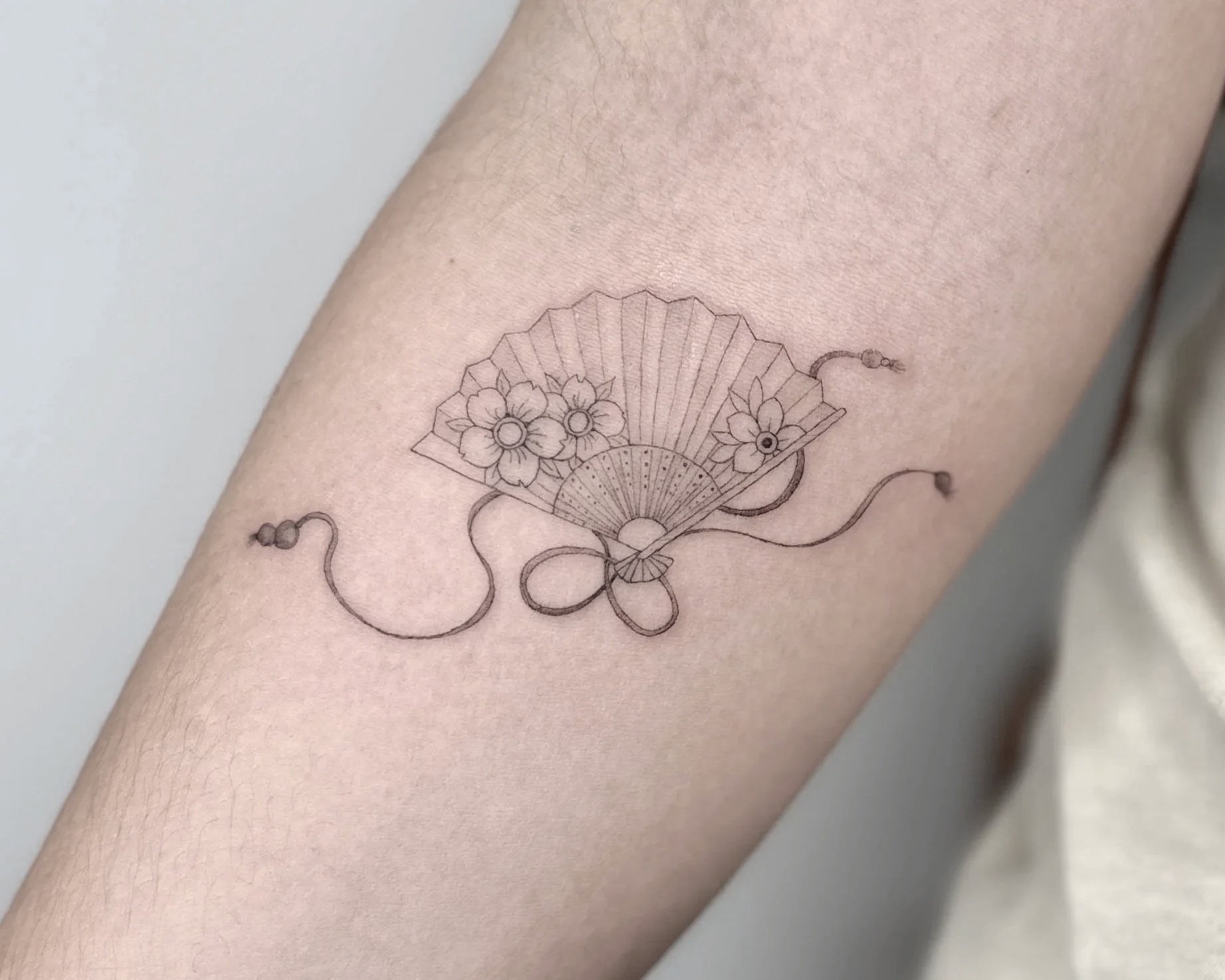 Fine line fan with florals