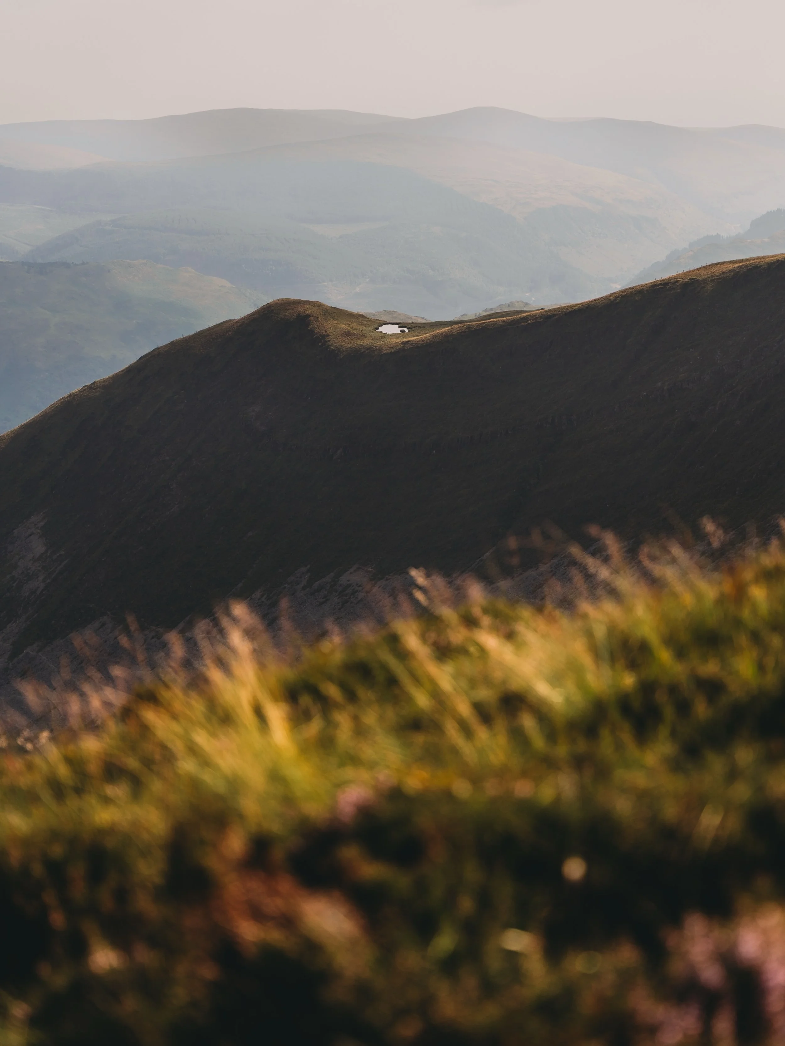 The mountains are always calling 🌞 Mae&rsquo;r mynyddoedd wastad yn galw 
.
.
.
.
.
#yourwales #discovercymru #goldenhour #awraur #walesphotographer