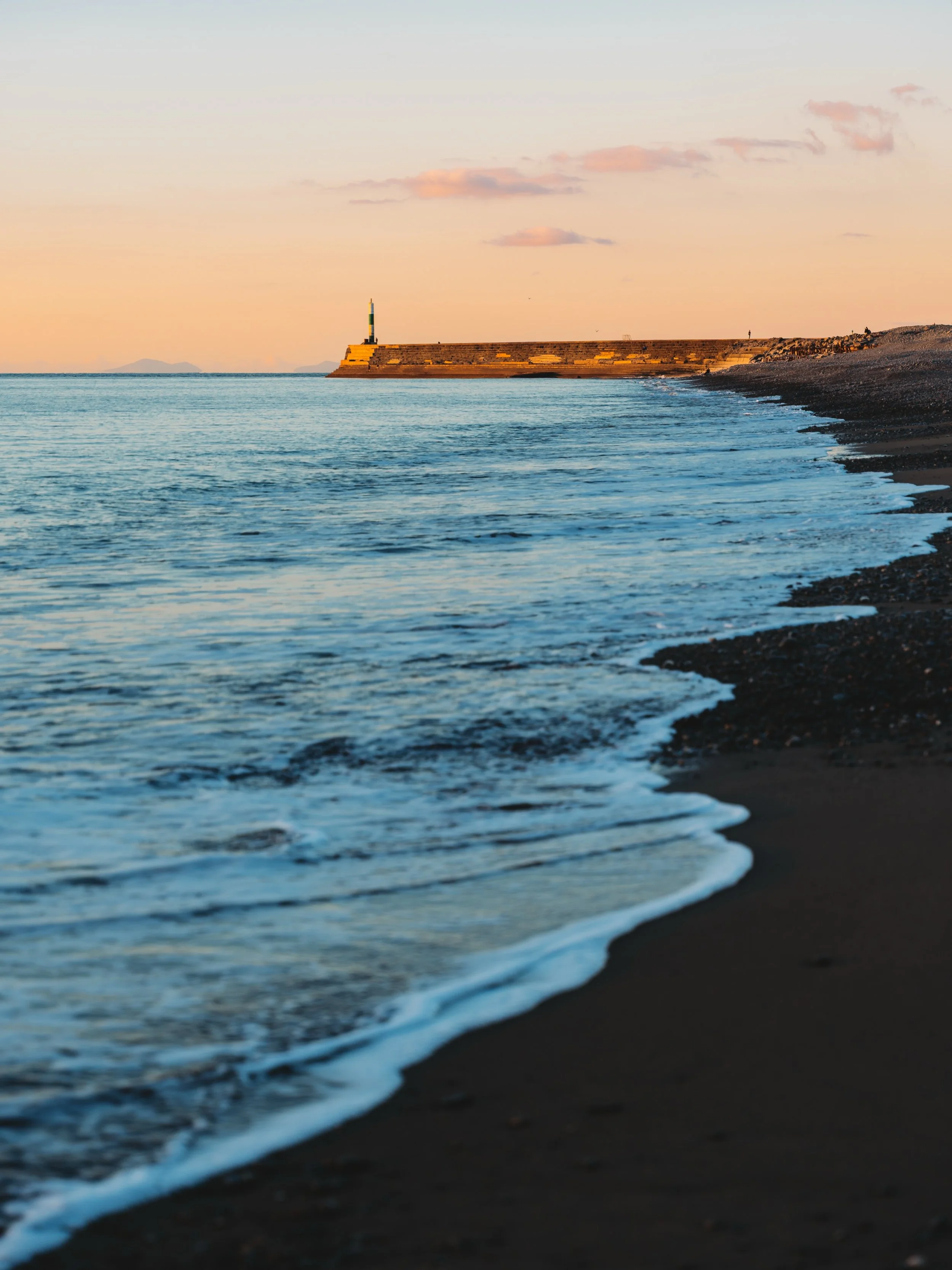 Had a break from a weekend full of editing to enjoy the sunset 🌅 Wnes i cymryd egwyl o golygu trwy&rsquo;r penwythnos i mwynhau&rsquo;r machlud haul 
.
.
.
.
#aberystwyth #loveaber #caruaber #discovercymru #aberystwythphotographer
