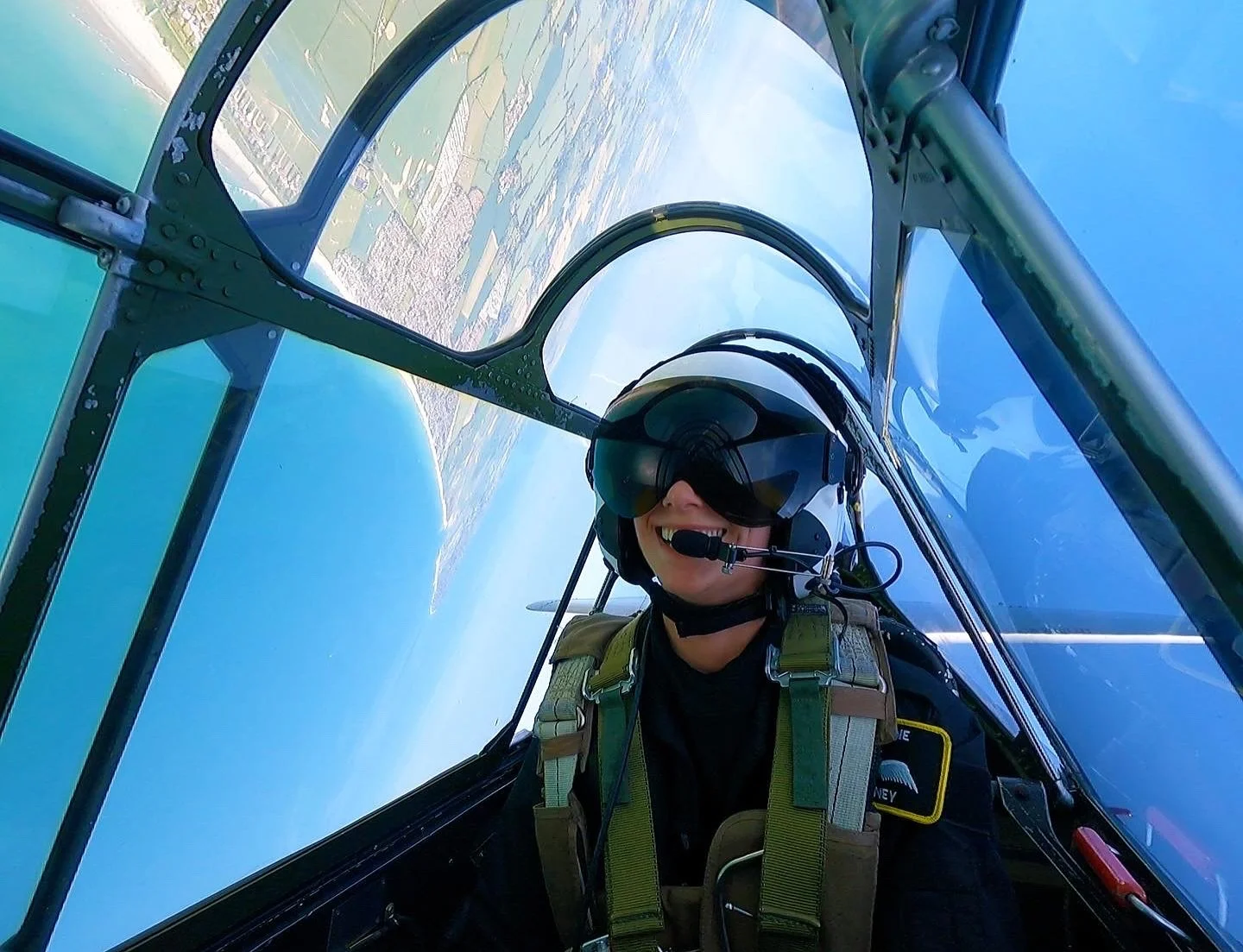 #throwback to having a go in the back of a Harvard! This was my first introduction to #warbirds and I LOVED it!

#aviation #pilot #pilotlife #aerobatics #womeninaviation