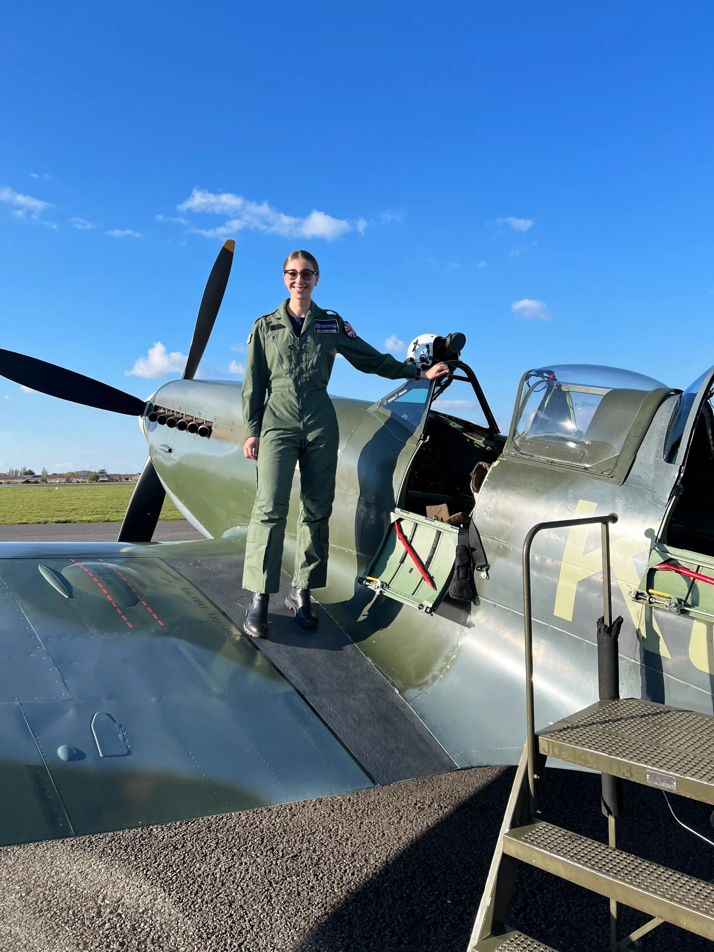 A #throwback from my first ever day volunteering! So glad I took the chance and applied to be a volunteer at @spitfiresdotcom ✨

#spitfire #aviation #pilot #femalepilot