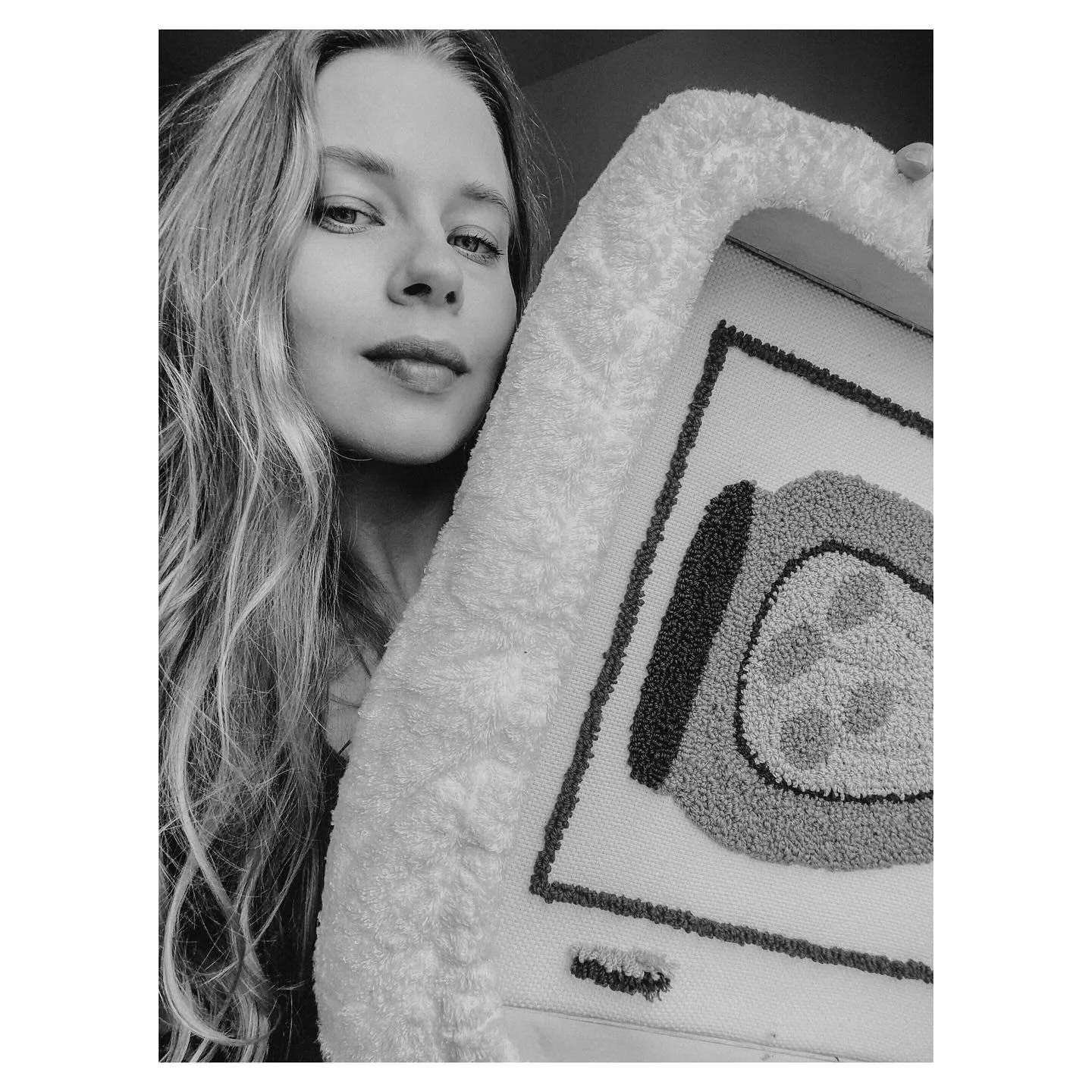 Currently working on my biggest punch needle piece to date! (Insert punch needle emoji) Happy Monday y&rsquo;all 🌞 ⚡️ 
.
.
.
#punchneedle #amyoxford #punchneedleselfie #londonishot #artistinstudio #riseart #riseartist #representation #artsgency #art