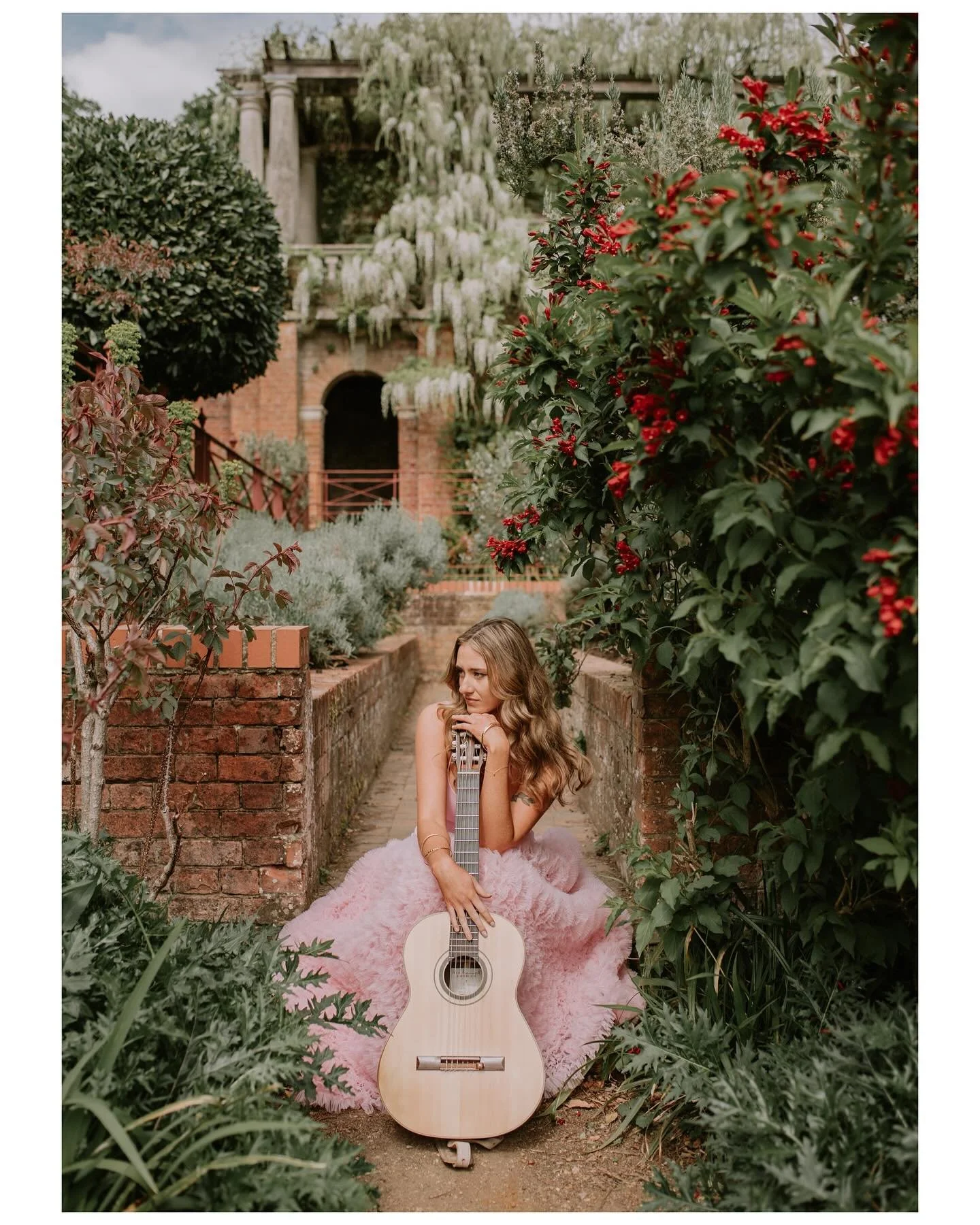 A peak into my shoot with @zoebarnettguitarist under Hampstead Heaths Pergola back in April 🌷 🧚🏻 🌺 The most whimsical and magical afternoon 🎥 

- If you are a musician and would like to work together, don&rsquo;t hesitate to contact me ✉️

#lond