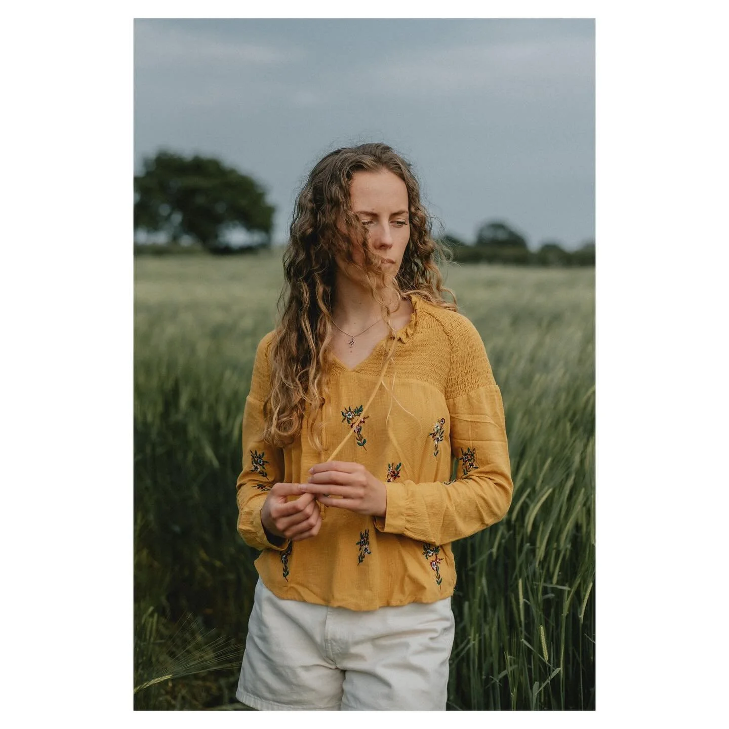 Amy amongst the green, 2023 🌾 
.
.
.
#weddingphotographer #londonwedding #londonphotographer #londonphoto #artphotos #portraitphotography #sisterphotoshoot #wheatfields