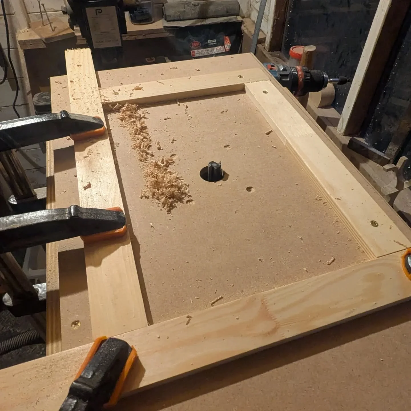 So I had a little time away from finishing stocking up the shop -
And played with a new set up and a new skill.
Ending up with a trinket tray! 

Come to the website and markets soon! 

Website in bio!