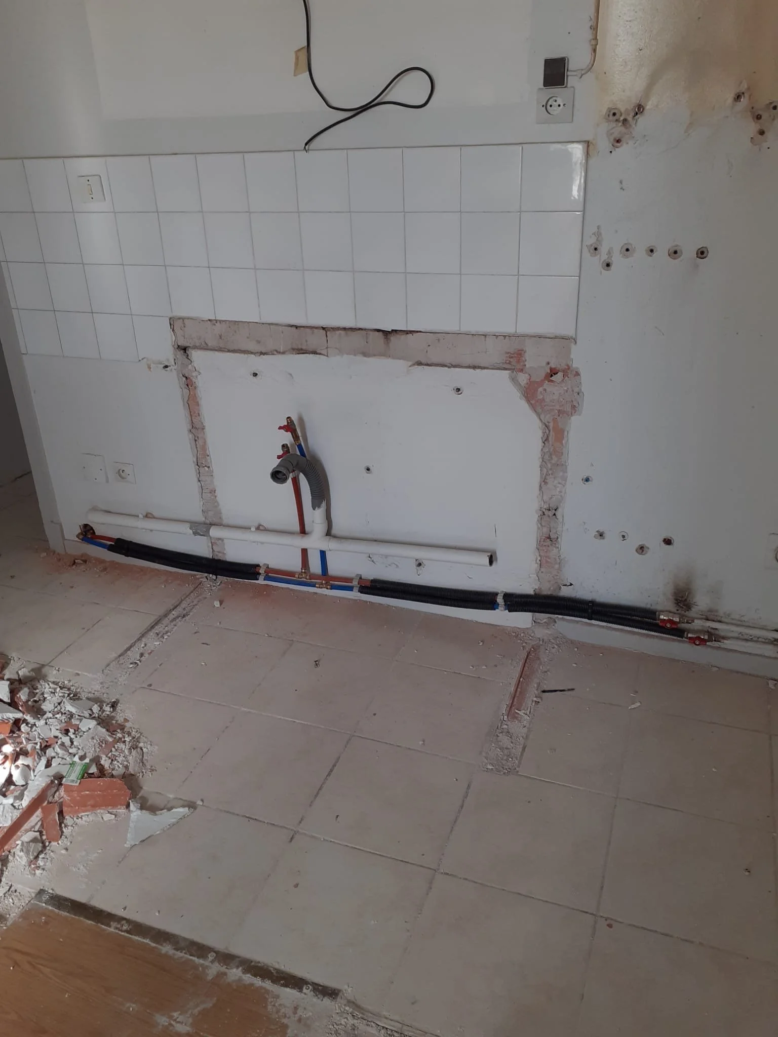 Chantier de plomberie à Lézignan-Corbières réalisé par Serge le Belge, artisan plombier (152).jpeg