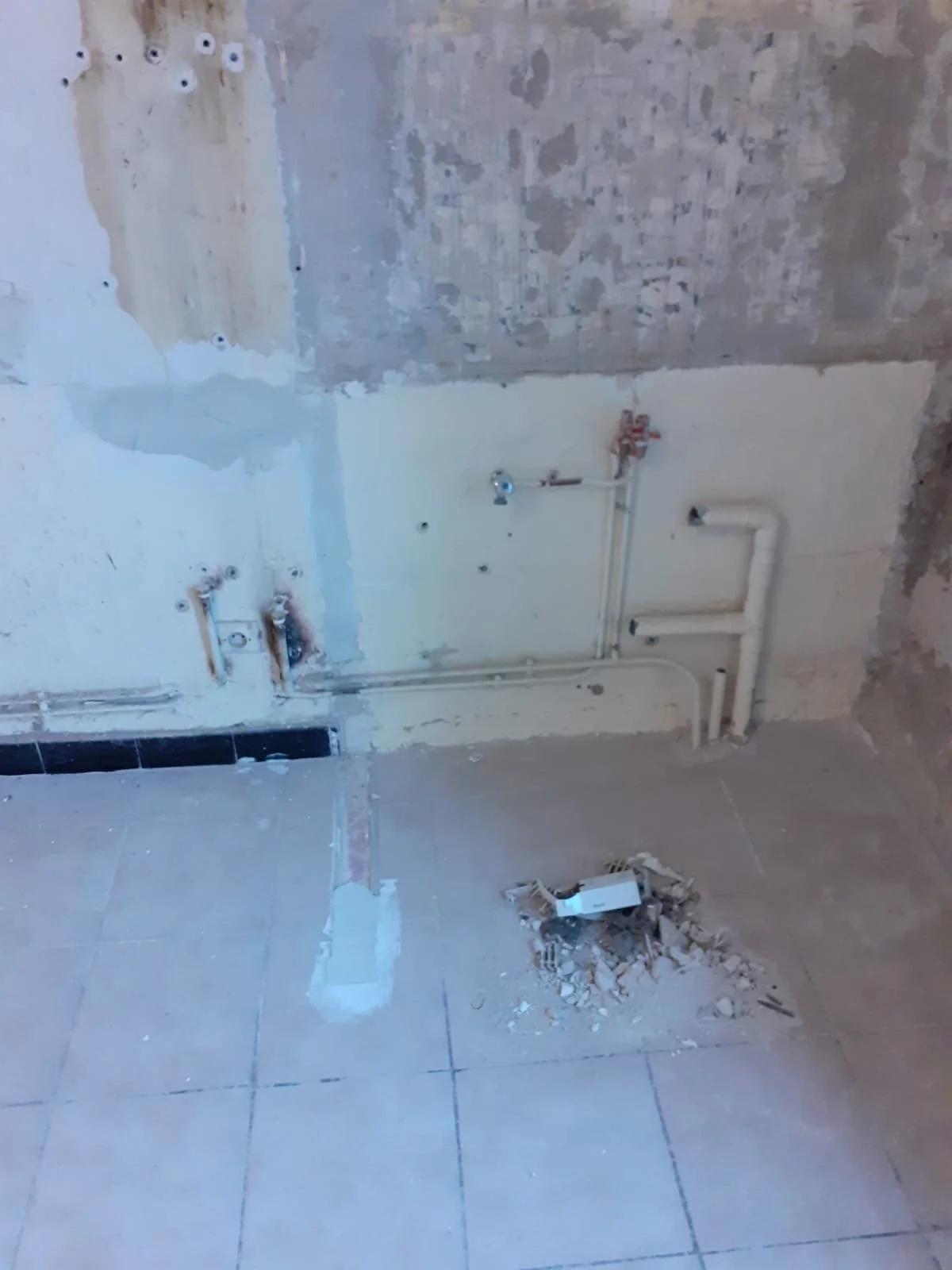 Chantier de plomberie à Lézignan-Corbières réalisé par Serge le Belge, artisan plombier (150).jpeg
