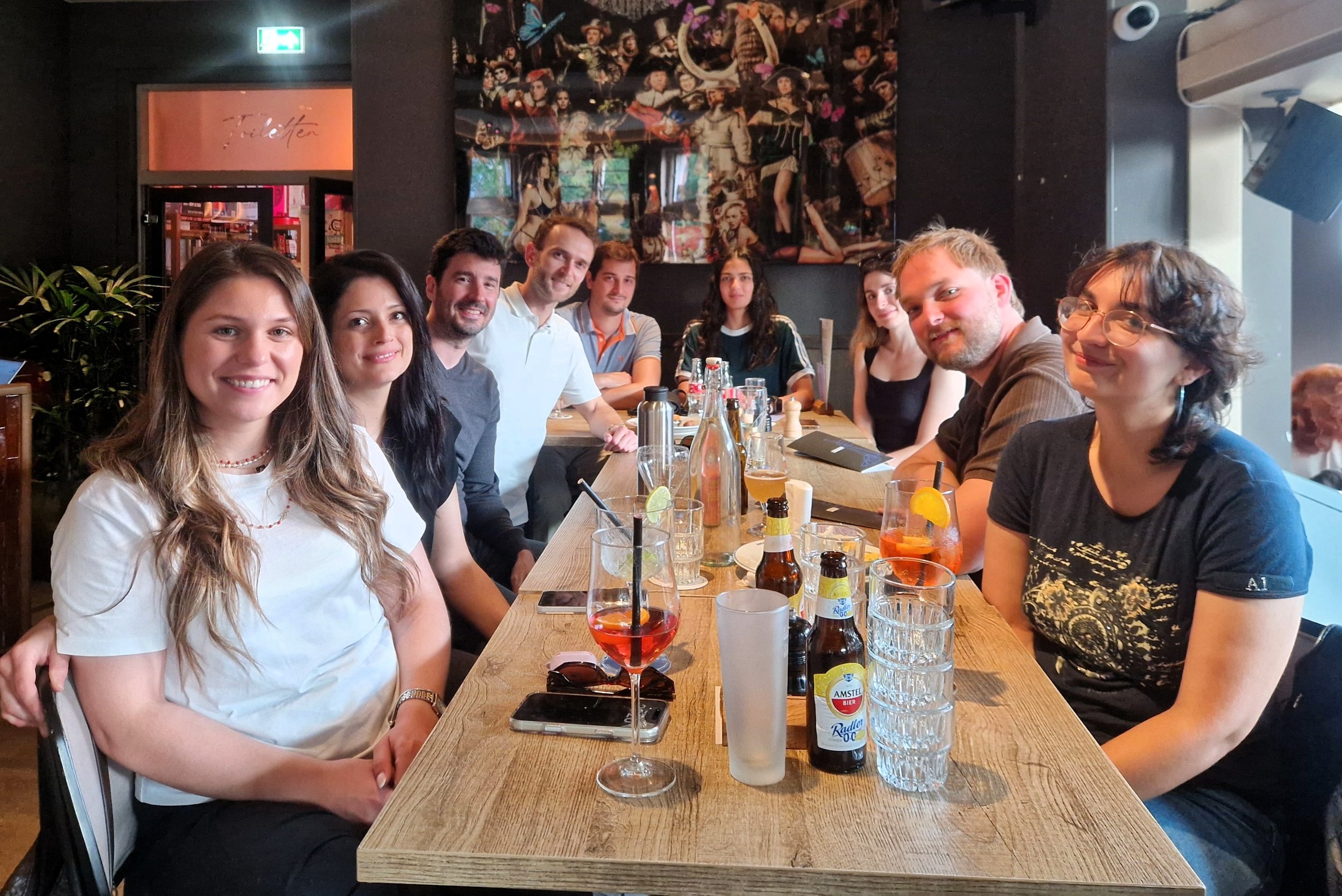 Dutch conversation meetup with students from different Dutch language levels practicing together.