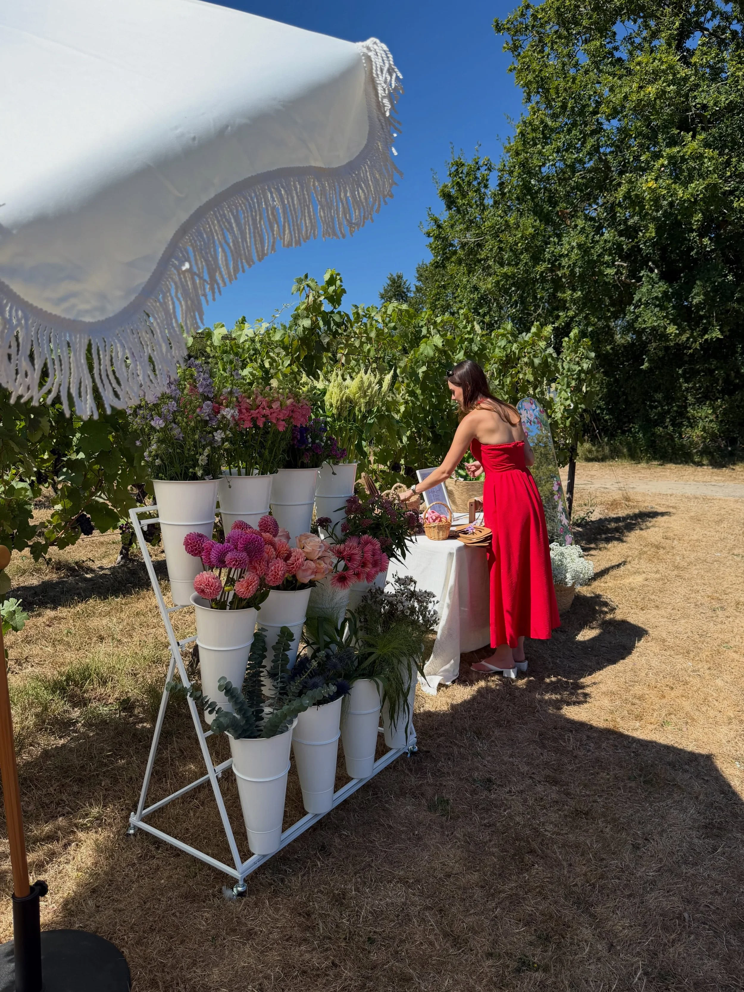 LettsAccounting enjoyed a stunning networking event in East Sussex with a group of women business owners. Flowers arranging in a vineyard! How amazing? 💐. Huge thanks to @foundhersocial for organising! @rhiannastacey @thesoulfulmarketingco @sarah.mu
