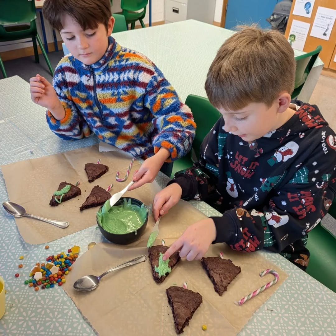 Third class getting creative with their baking and decorating skills! The decorating was almost as fun as the taste testing! 🎄✨❄️