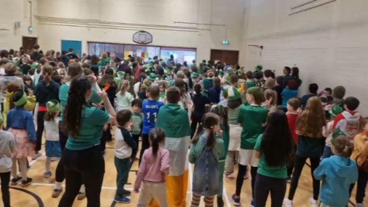 L&aacute; Glas inniu. Gach duine ag damhsa ag an c&eacute;il&iacute;