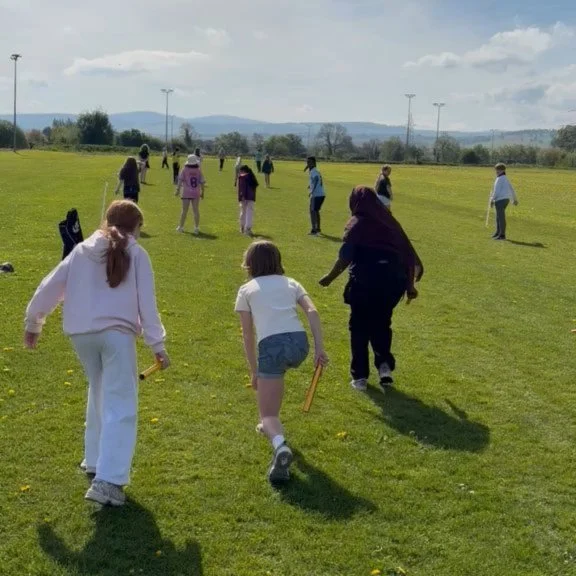 Caoimhe, our 5th class teacher and Irish International Athlete, sharing her athletics expertise with her students. 🇮🇪
