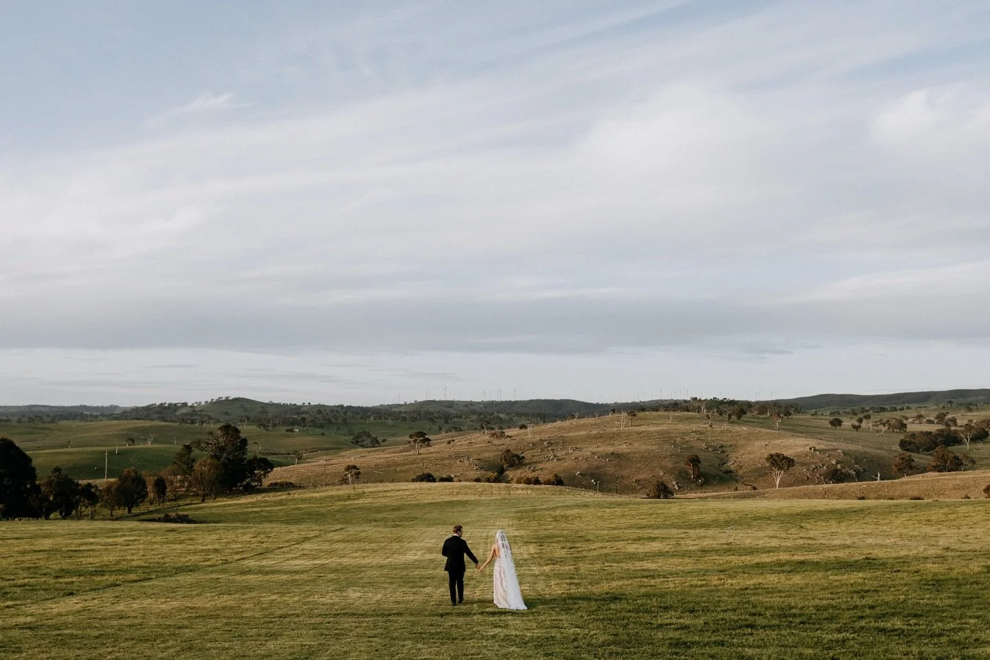 Filtered light, wide open paddocks, and a quiet moment just for two.

@theoldcoachstables, the landscape does half the work for you. Endless rolling hills, big skies, and space to wander off together after the ceremony.

Country weddings done right.
