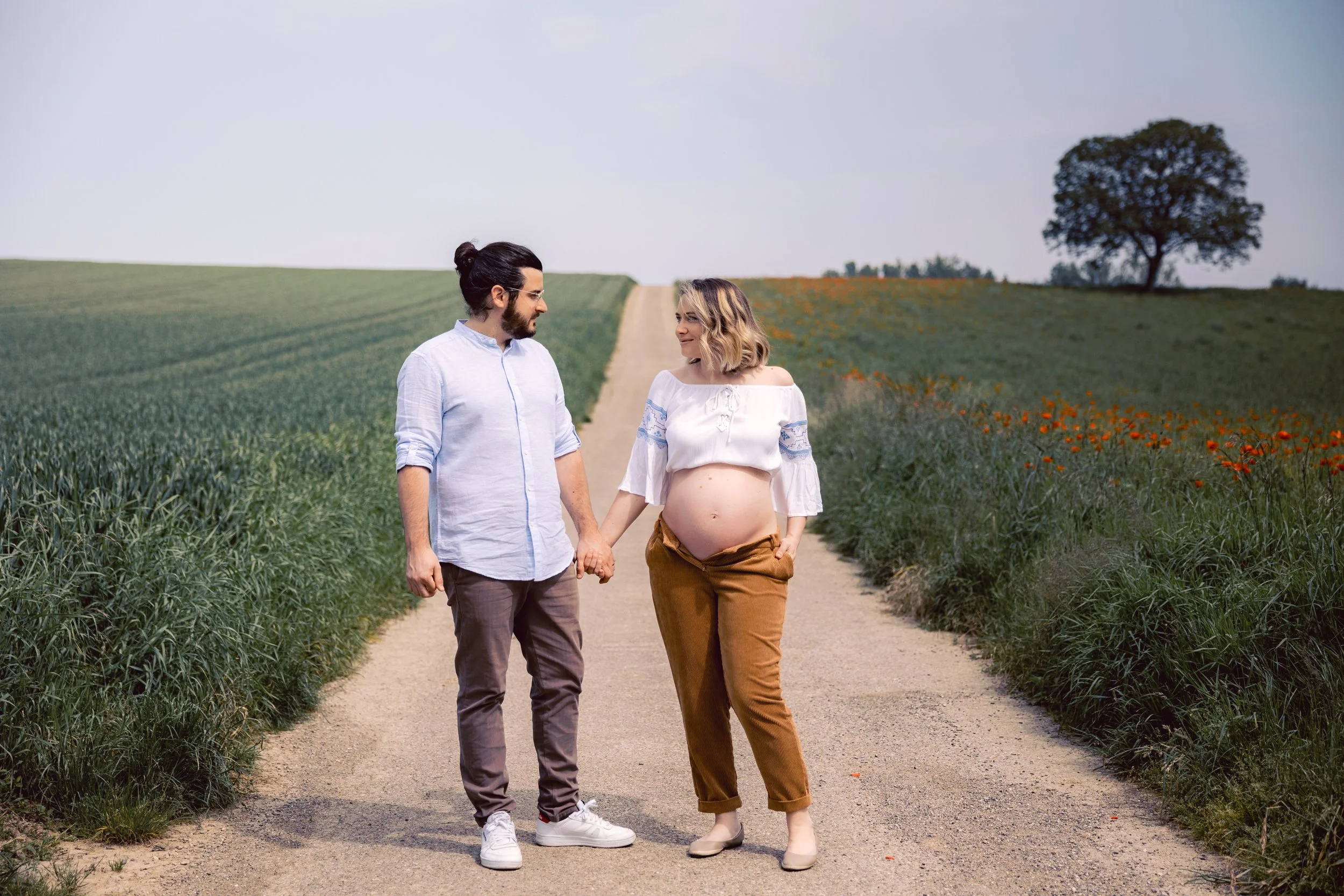 Photographie de grossesse, femme enceinte tenant la main de son mari, photographie naturelle, fait par Kévin CONTI CKCLIK près de Mulhouse.