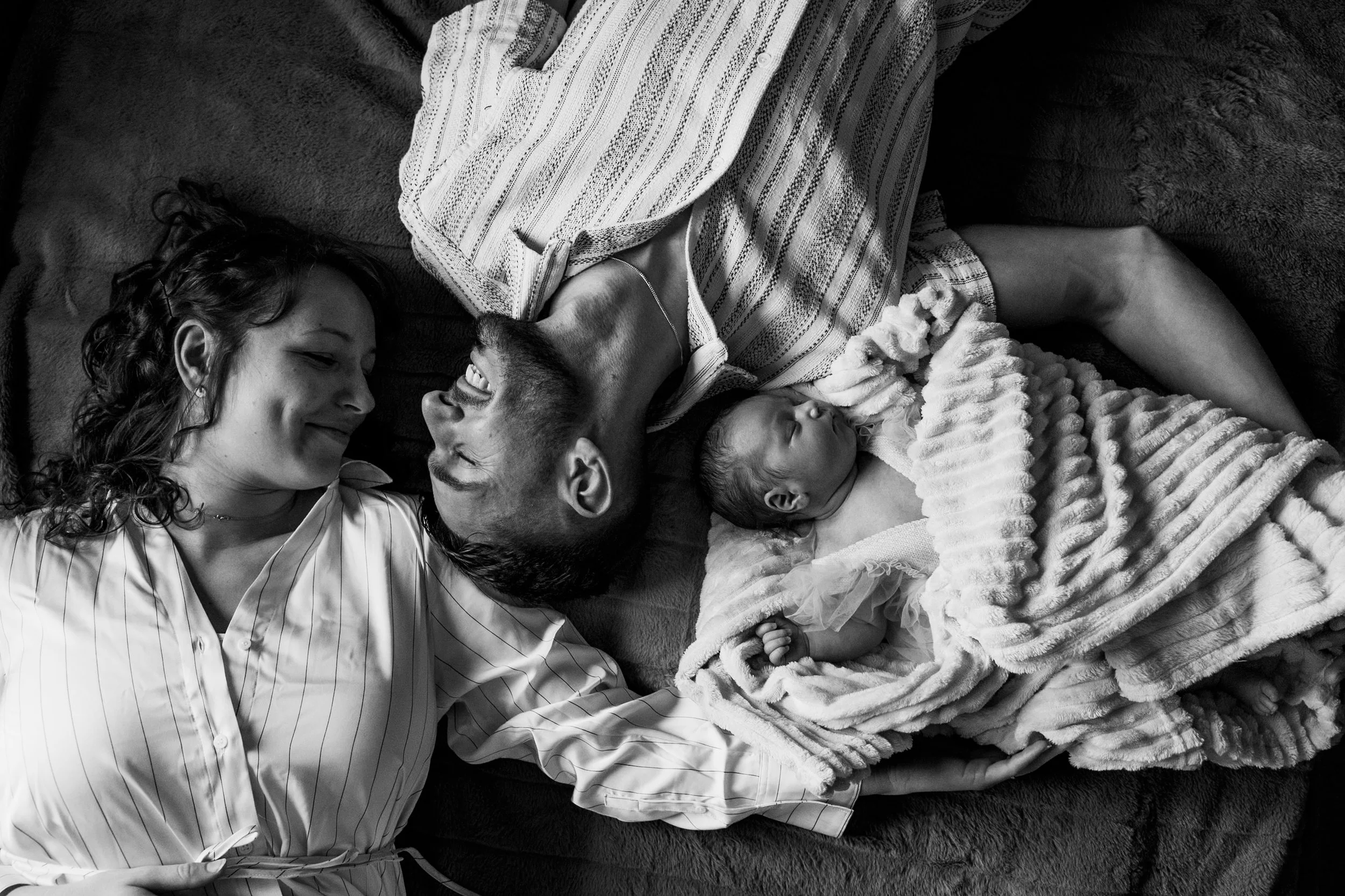 Photographie de Famille, 3 personnes, couple, bébé, à domicile. Kévin CONTI photographe haut-rhin